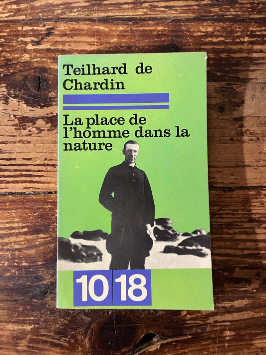 photo de couverture du livre "la place de lhomme dans la nature" sur fond de bois