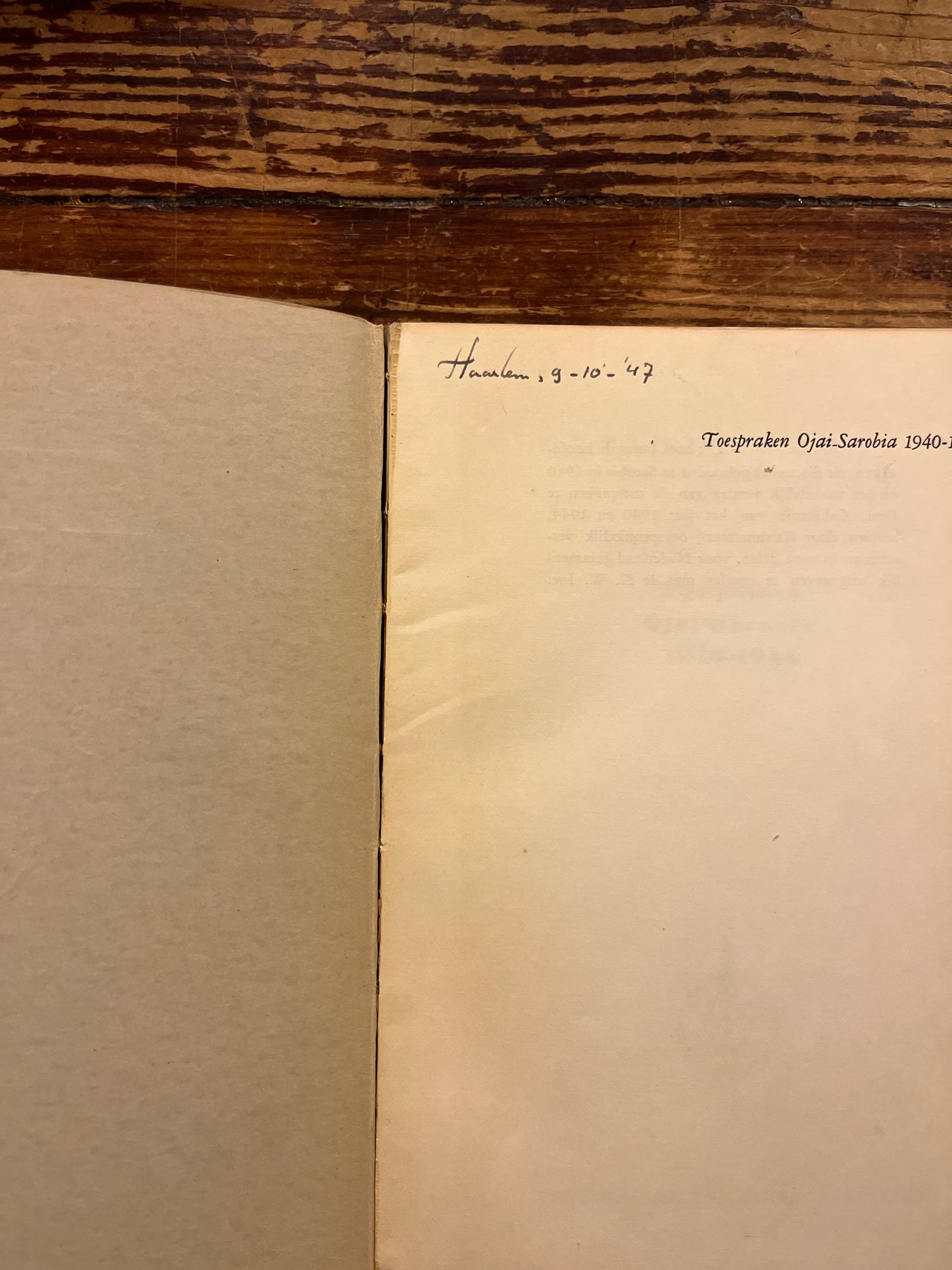 open boek met de titel 'Krishnamurti toespraken 1940-1944' op een houten achtergrond 