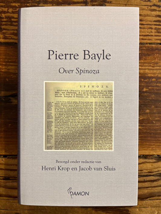 Voorkant van boek met de titel 'Pierre Bayle over Spinoza' op een houten achtergrond 