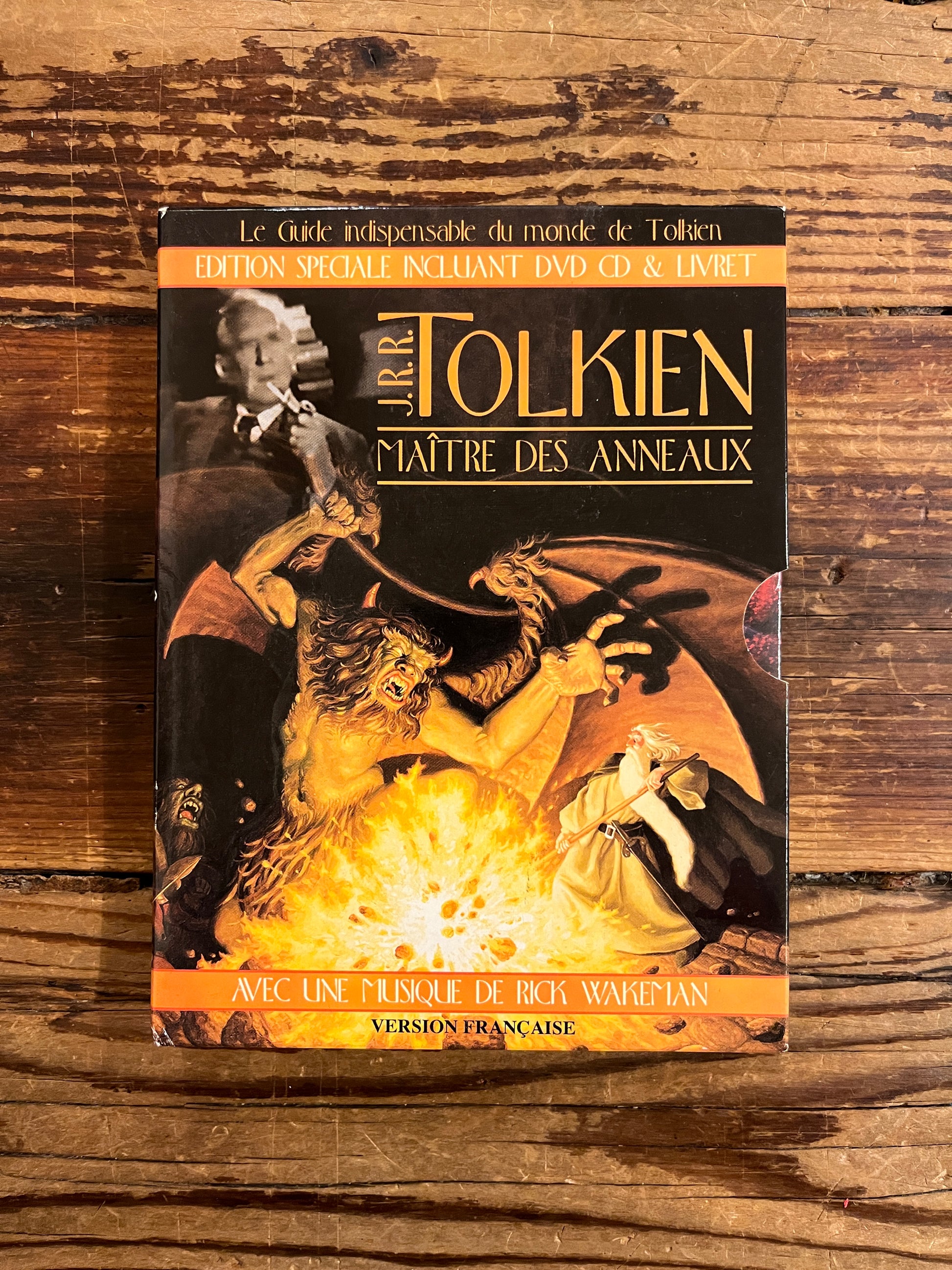 Dvd 'Tolkien, maitre des anneaux' sur fond en bois 