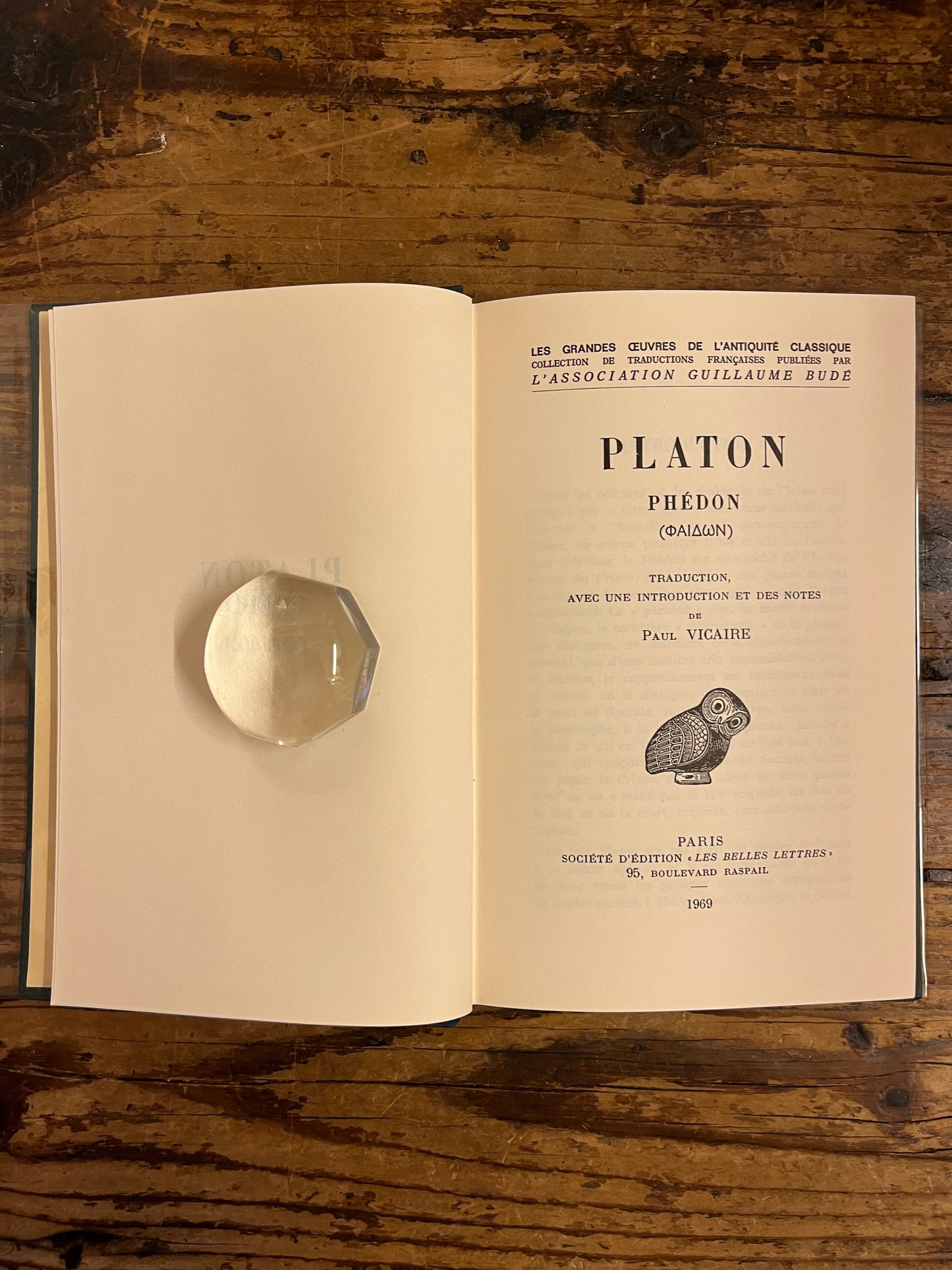 page de titre du livre "phédon"sur fond de bois