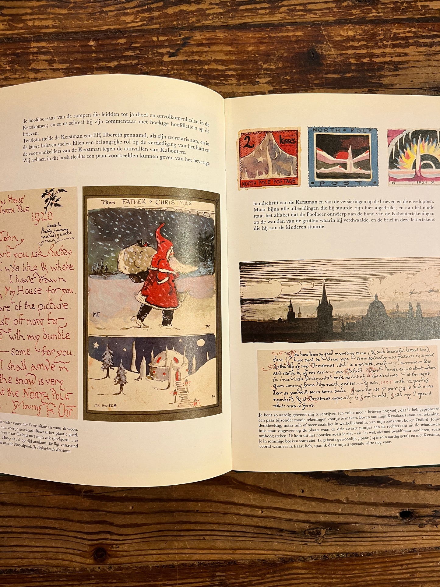 Open boek 'brieven van de kerstman' door J. R. R. Tolkien op een houten achtergrond 