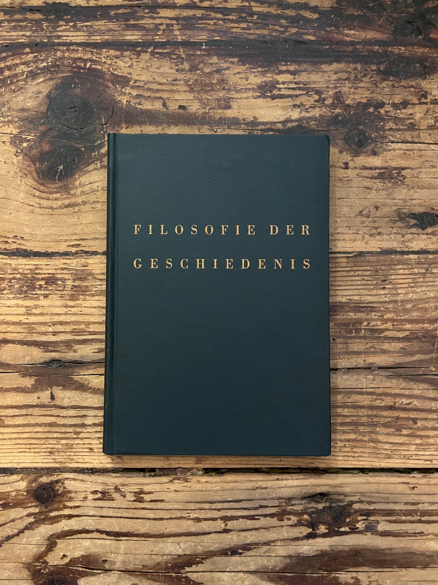 foto van de omslag van het boek "Filosofie der geschiedenis" op houten achtergrond