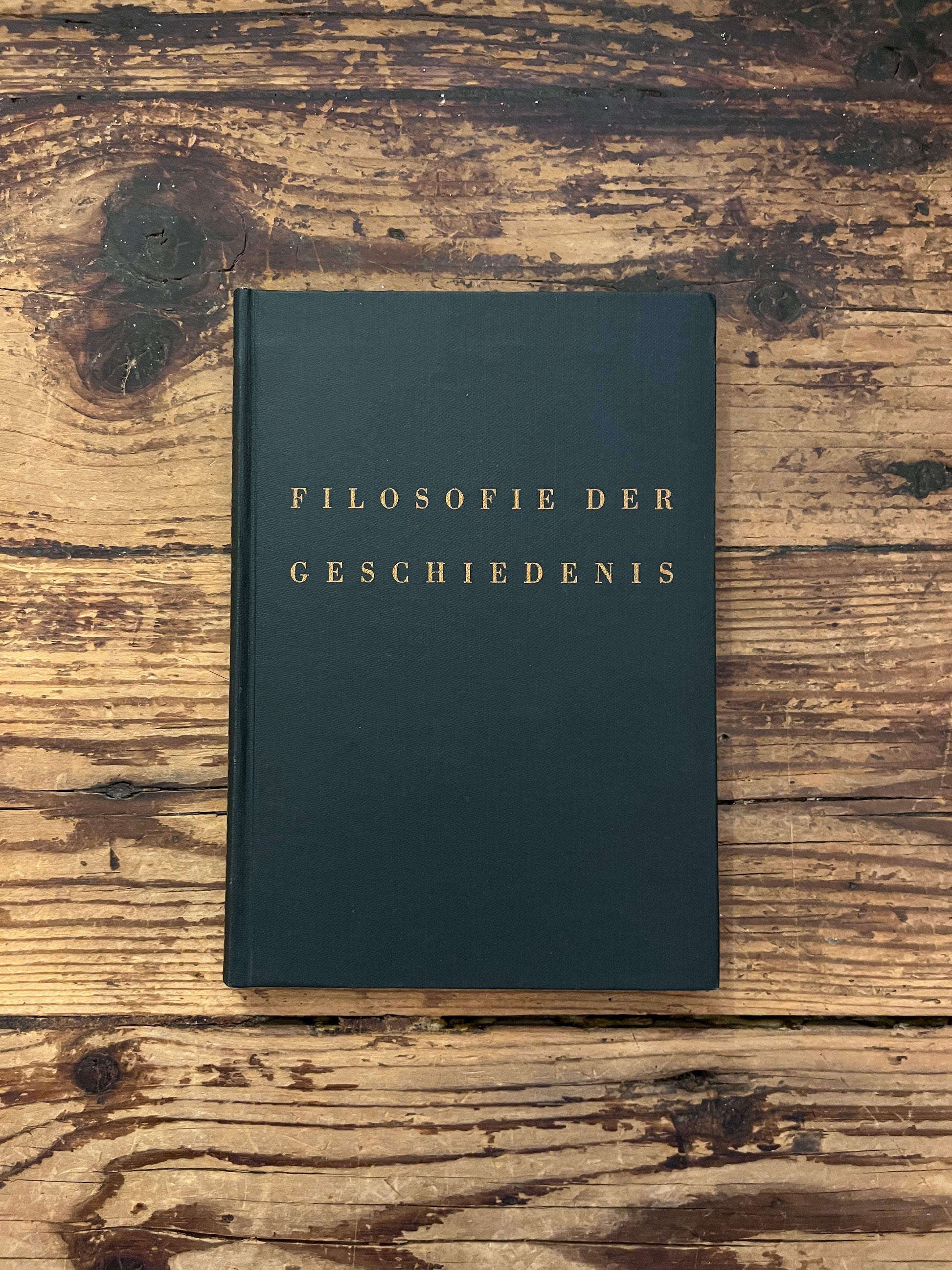 foto van de omslag van het boek "Filosofie der geschiedenis" op houten achtergrond