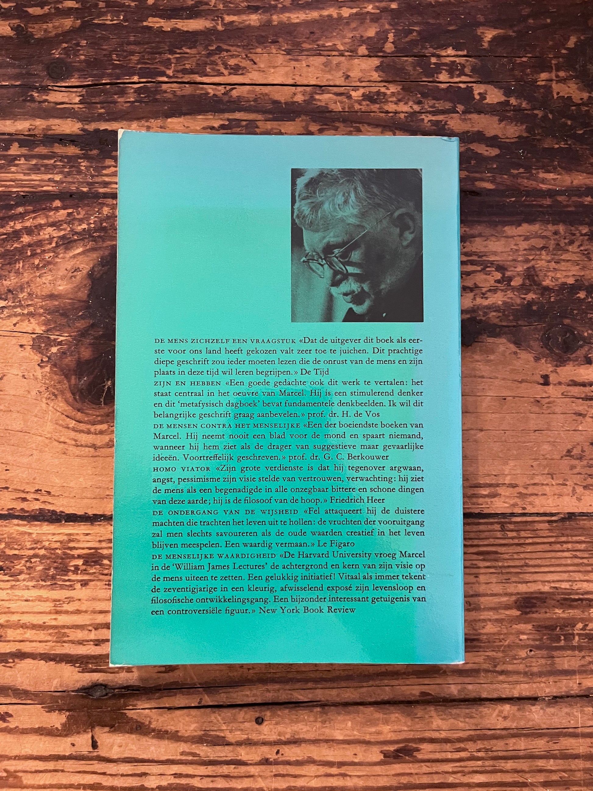 foto van de omslag van het boek "om de menselijke waardigheid" op houten achtergrond