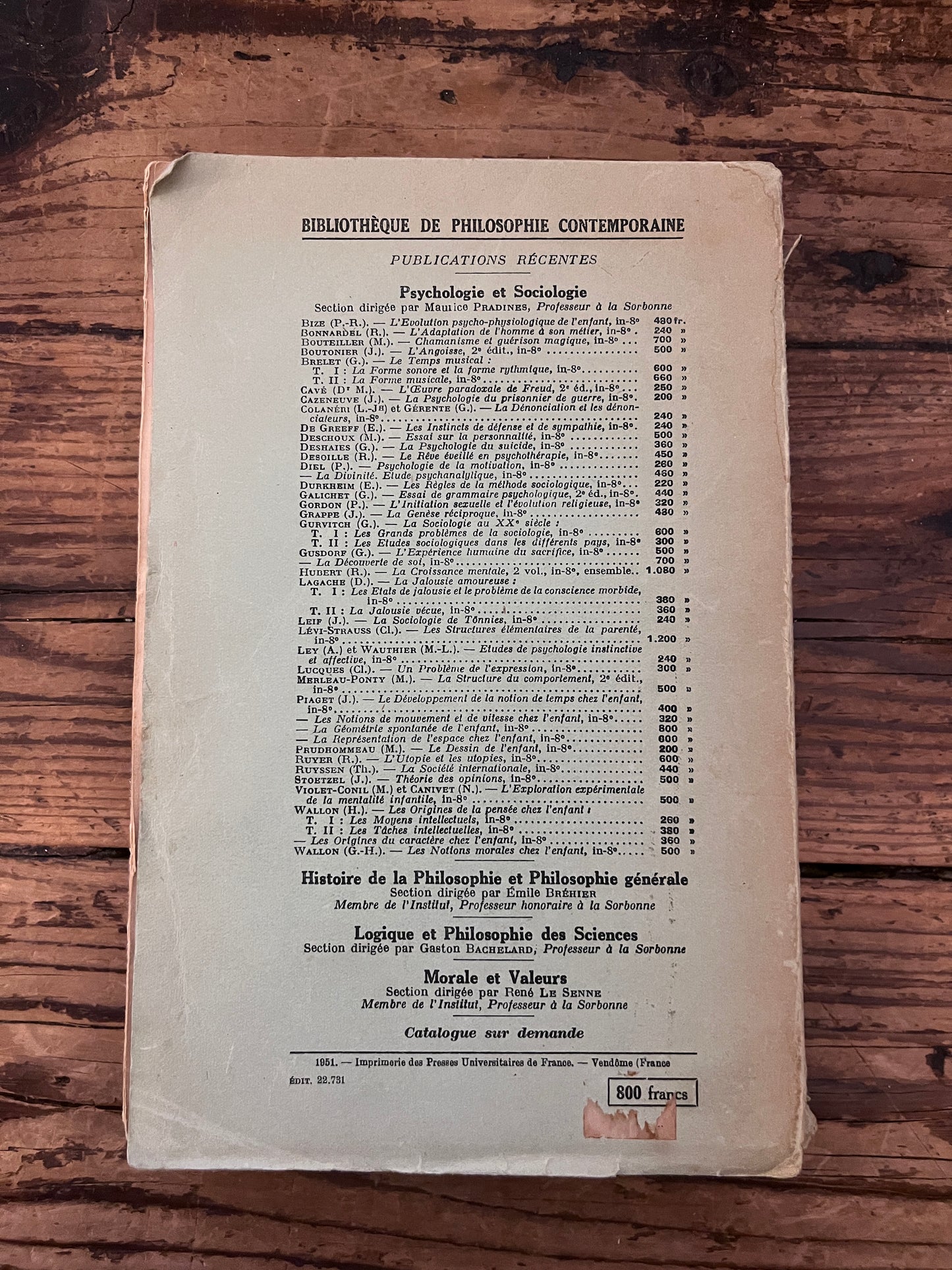 photo de la quatrieme de couverture du livre "lecriture et le caractere" sur fond de bois