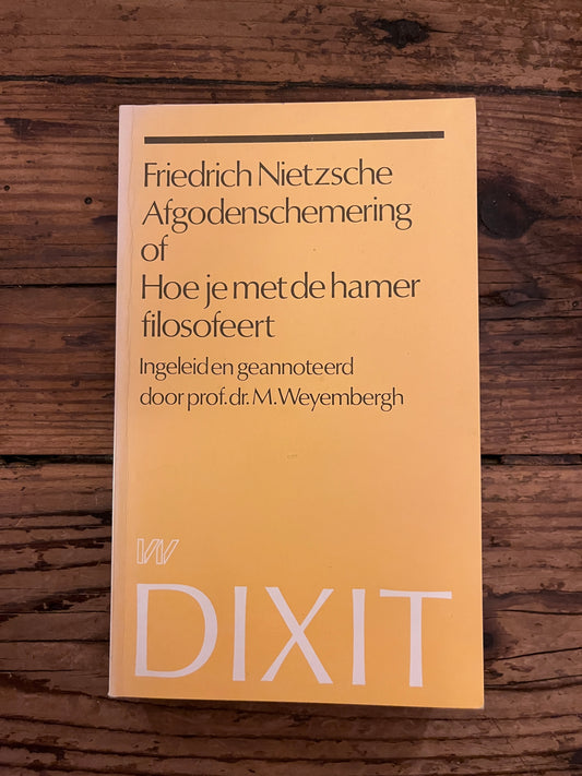 foto van de cover van het boek "afgodenschermering" op houten achtergrond