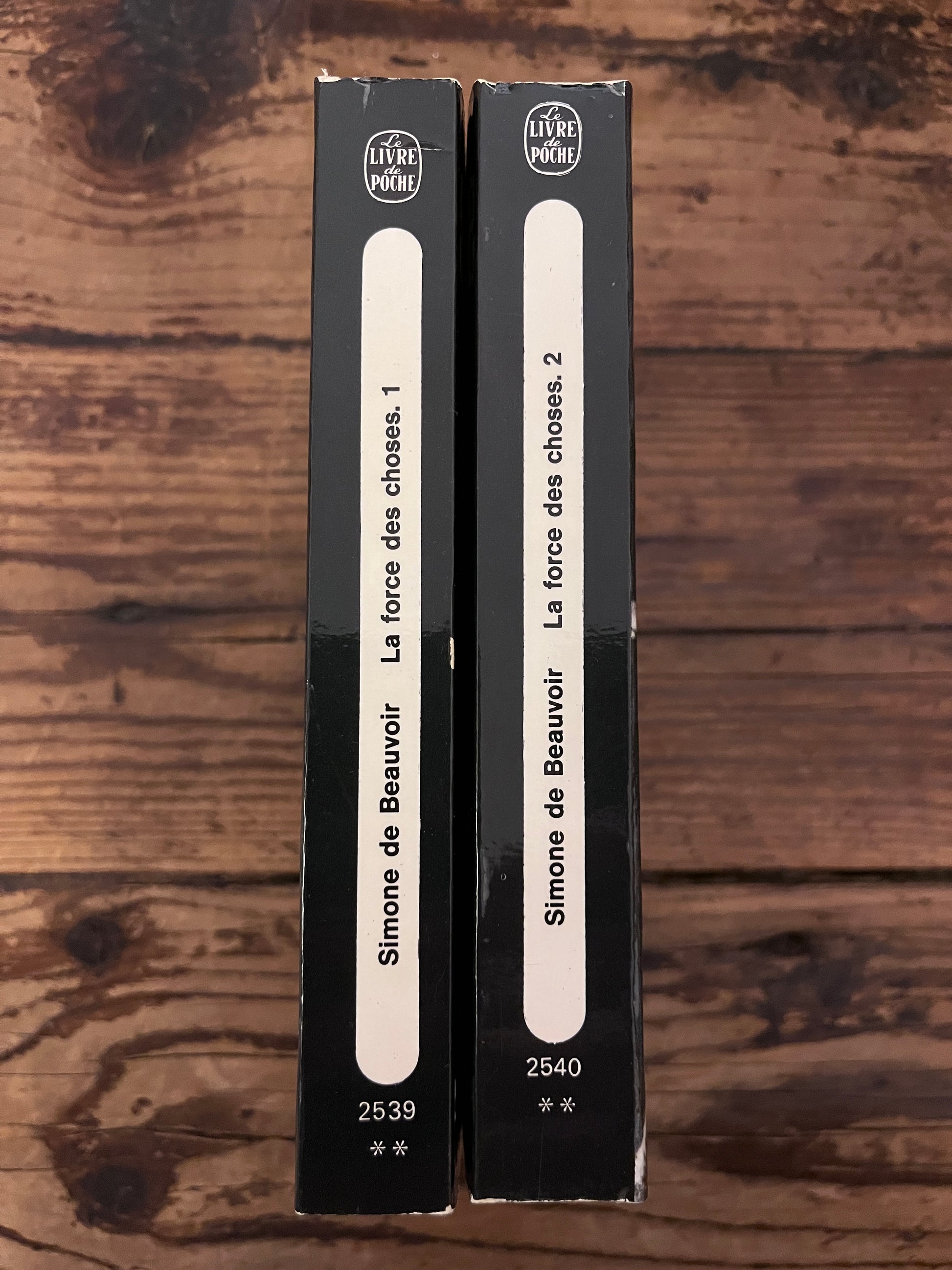 photo du dos des livres "la force des choses" sur fond de bois