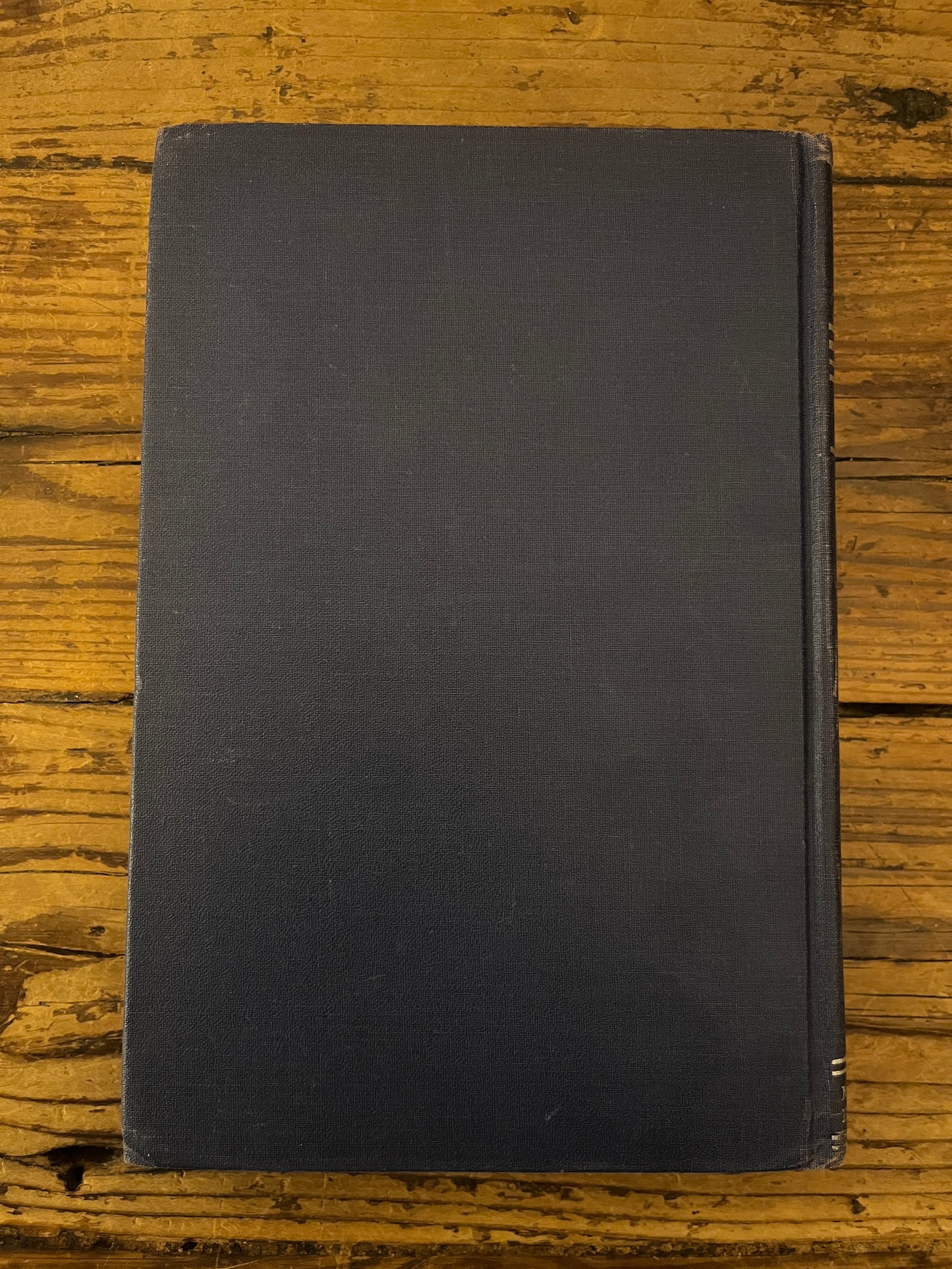 photo of the backcover of the book "modern philosophies of educatio" on a wooden background