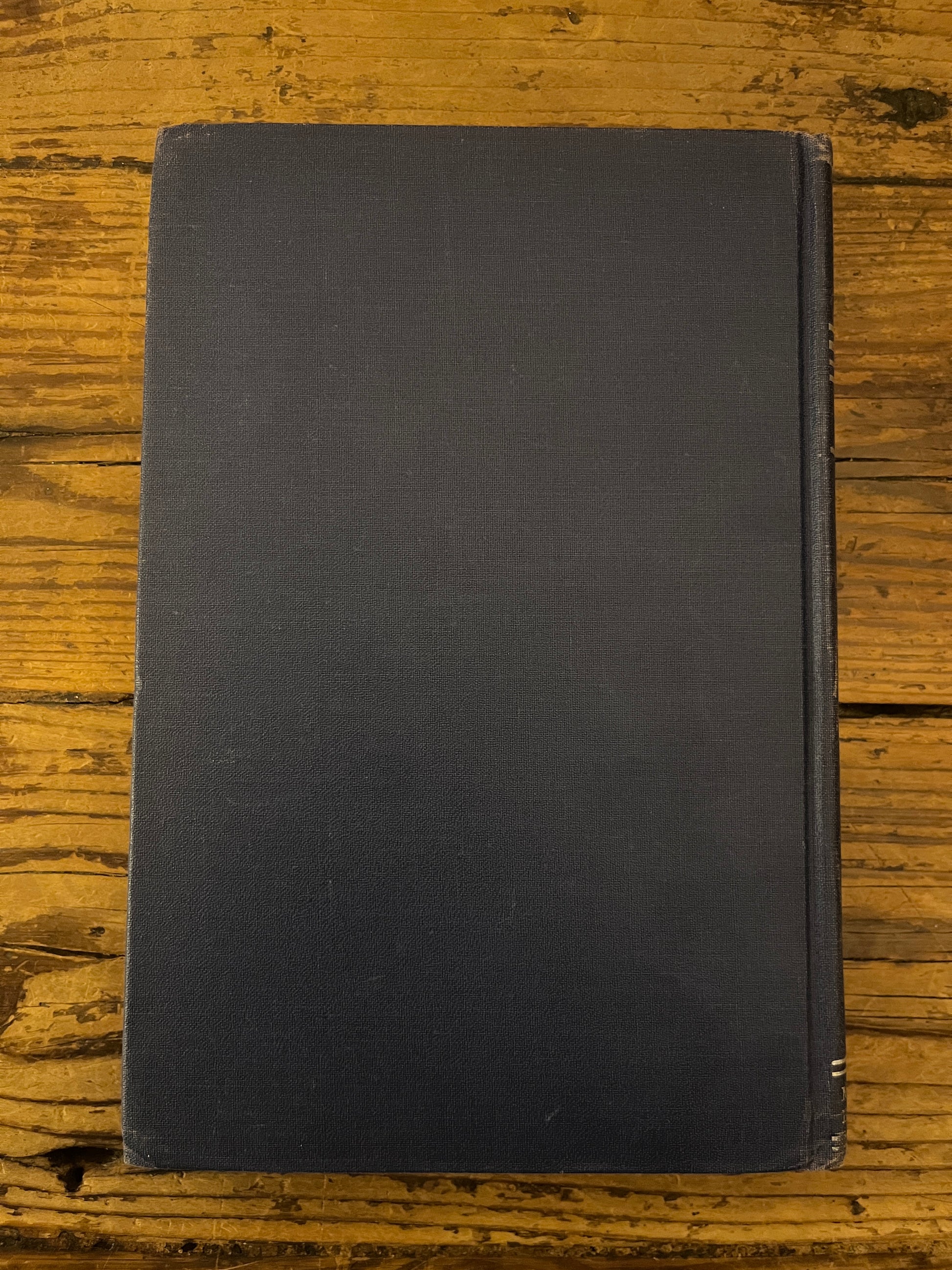 photo of the backcover of the book "modern philosophies of educatio" on a wooden background