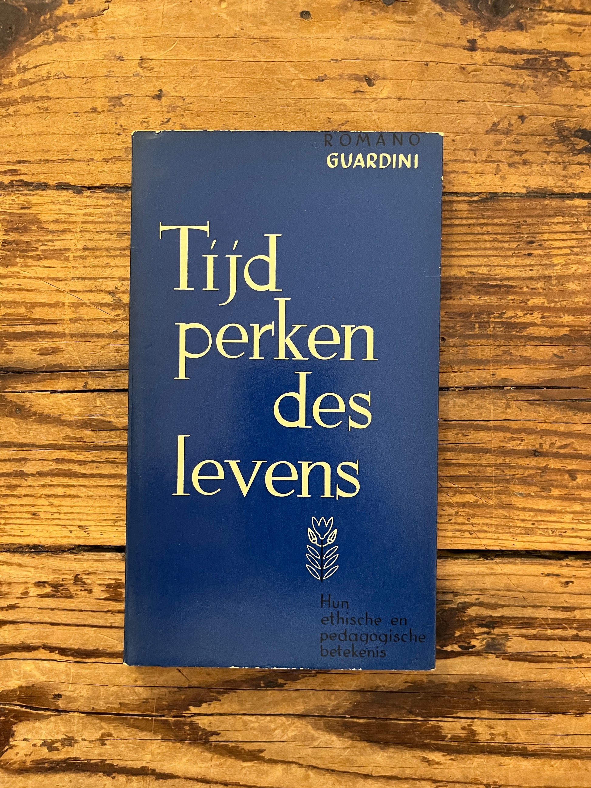 foto van de omslag van het boek "Tijdperk des levens" op houten achtergrond
