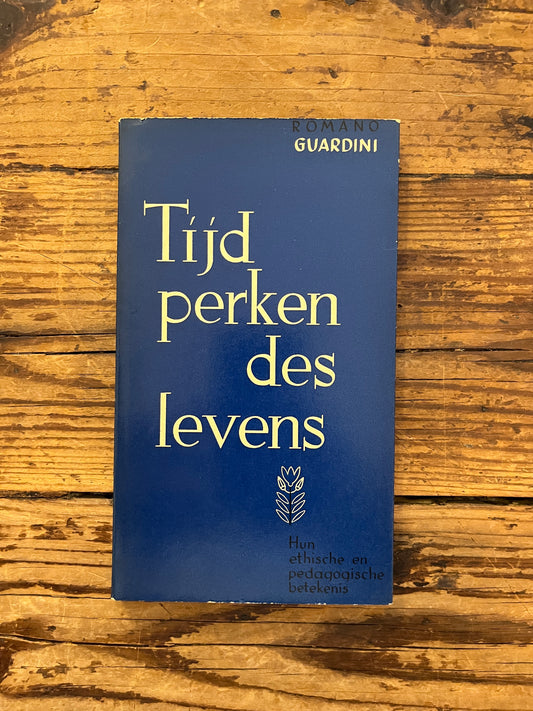 foto van de omslag van het boek "Tijdperk des levens" op houten achtergrond