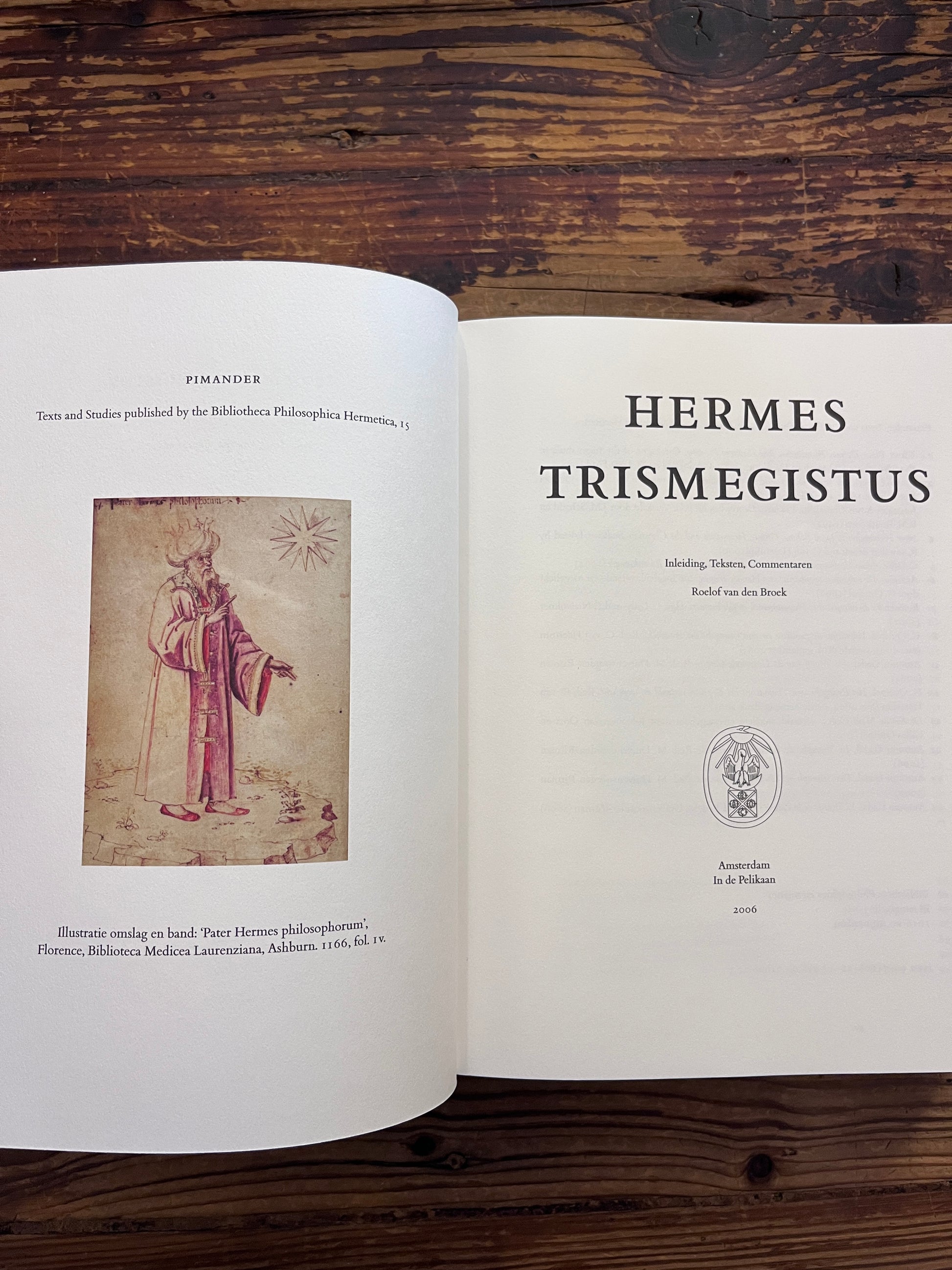Open boek met de titel 'Hermes Trismegistus' door Van den Broek op een houten achtergrond 