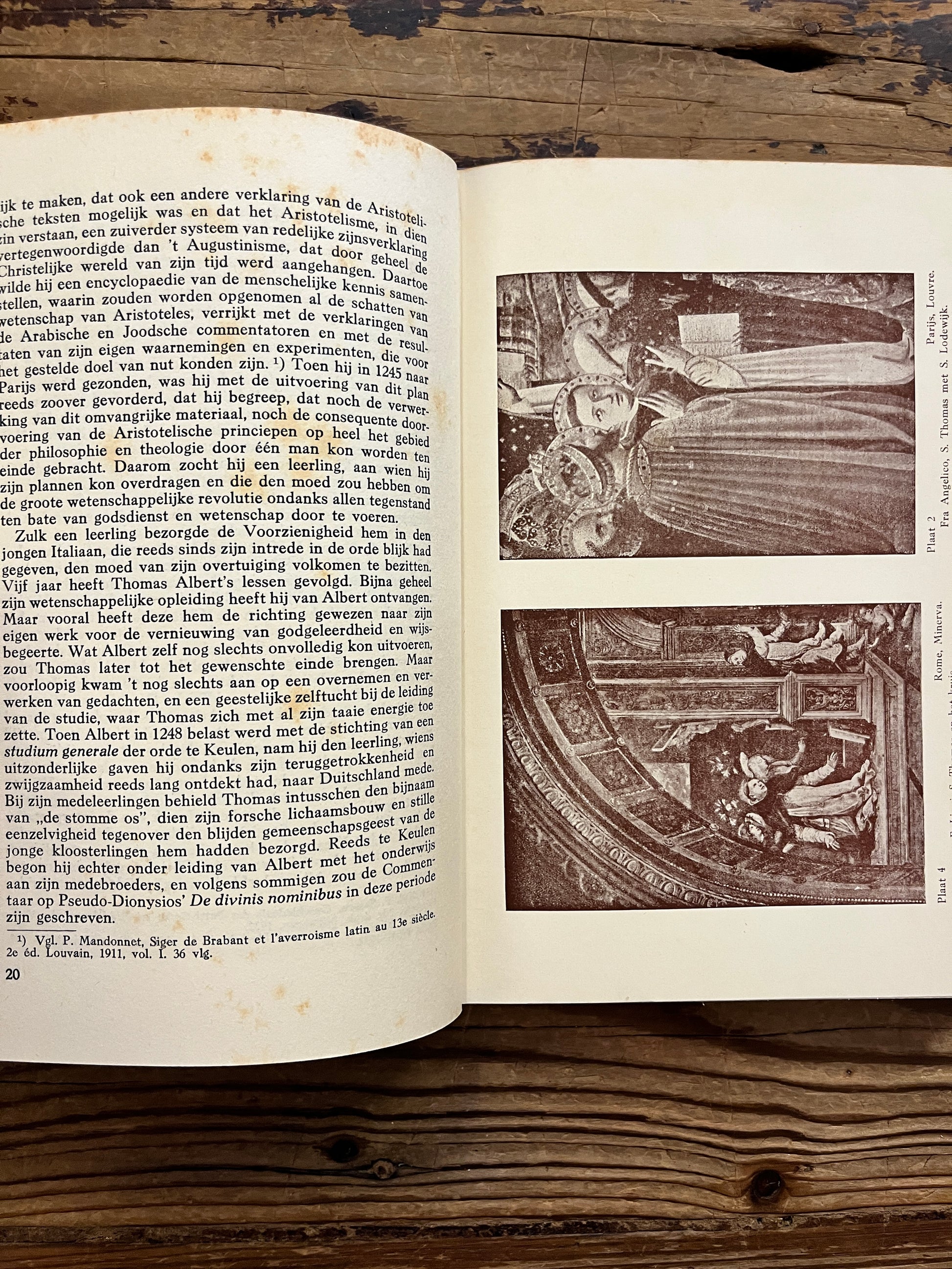 Open boek met de titel 'Thomas van Aquino' door Dr. Ferd. Sassen op een houten achtergrond 