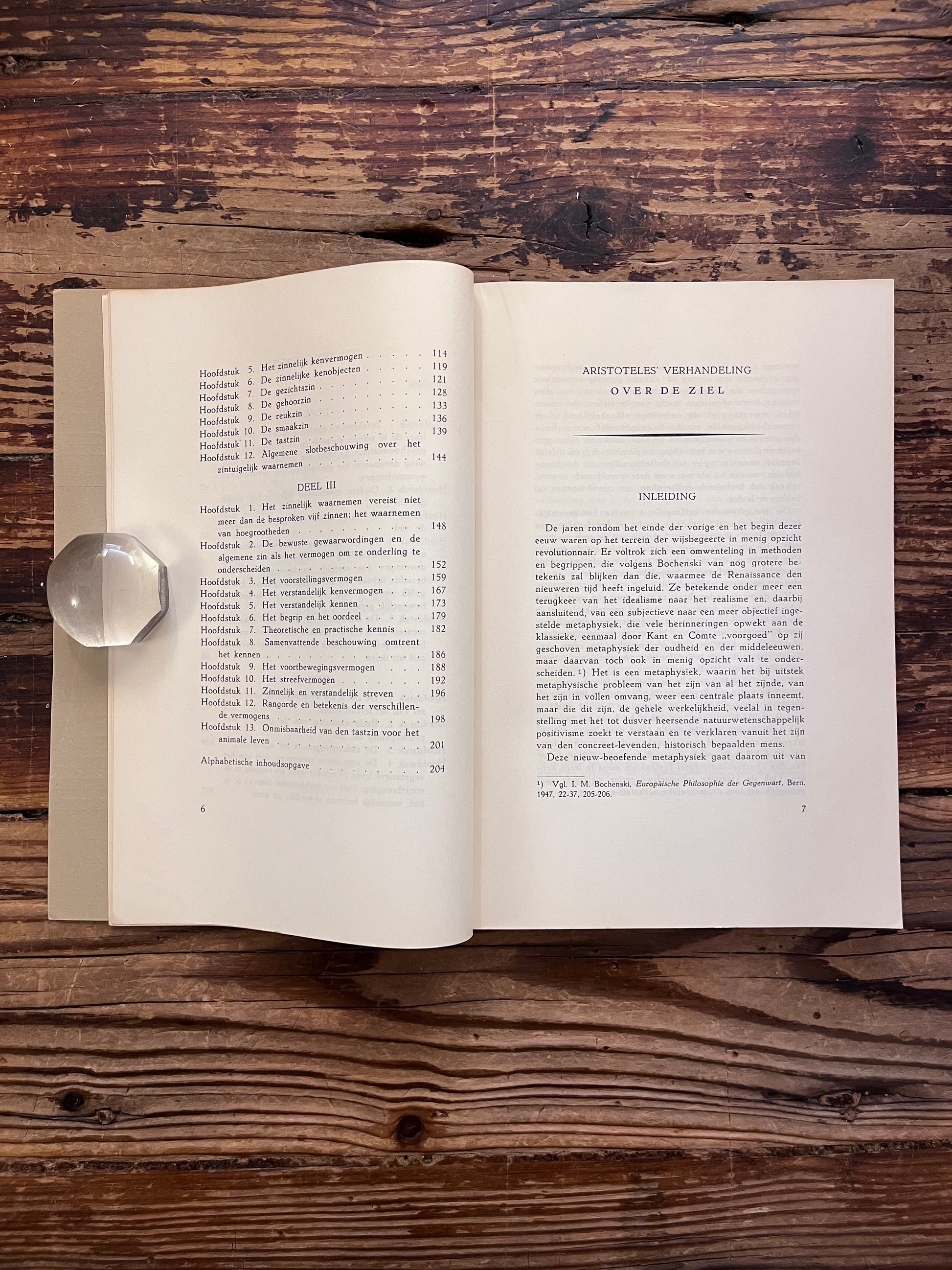 foto van de inhoudsopgave van het boek "Aristoteles'verhandeling over de ziel" op houten achtergrond