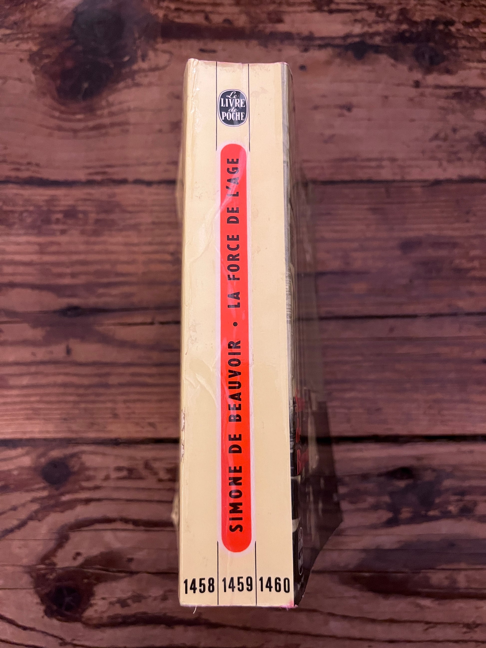 photo du dos du livre la force de "la force de l'age"sur fond de bois 