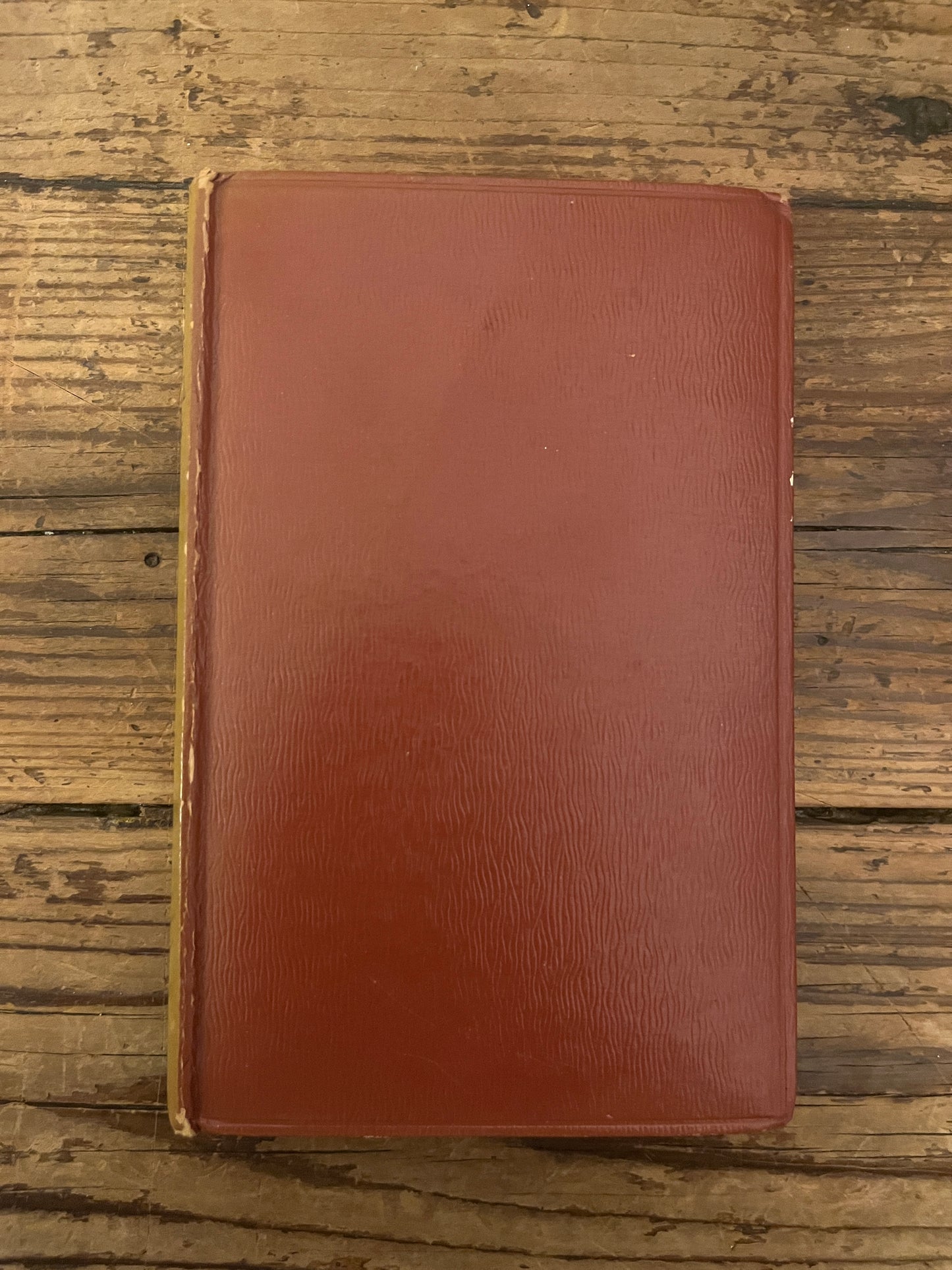 photo de la couverture du livre "pensées"sur fond de bois