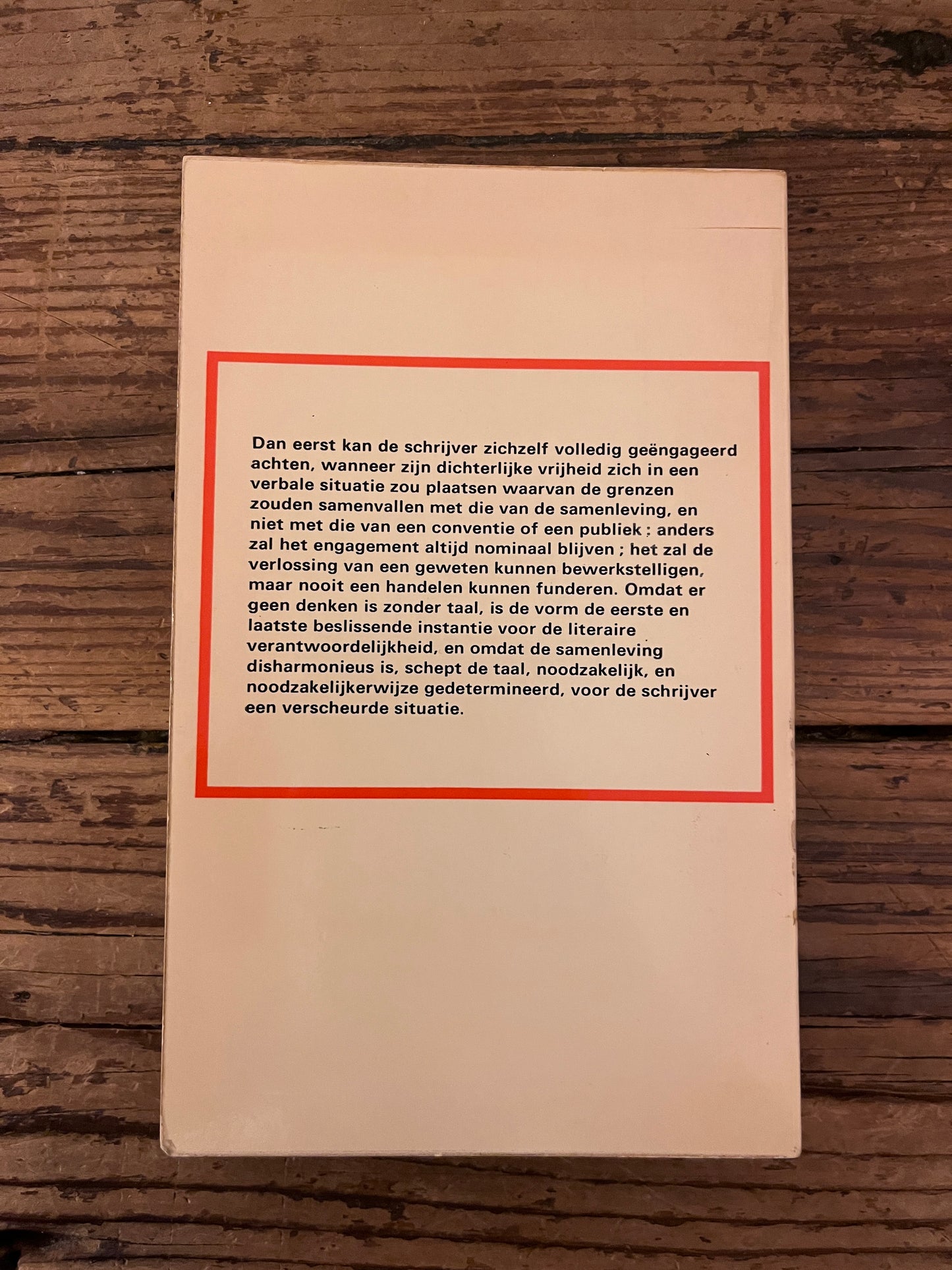photo of the backcover of the book "de bulgraad van het schrijven" on a wooden background