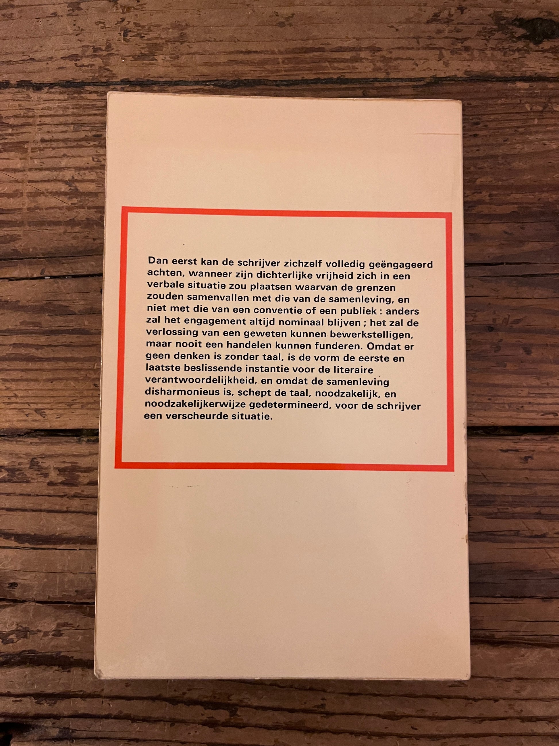 photo of the backcover of the book "de bulgraad van het schrijven" on a wooden background