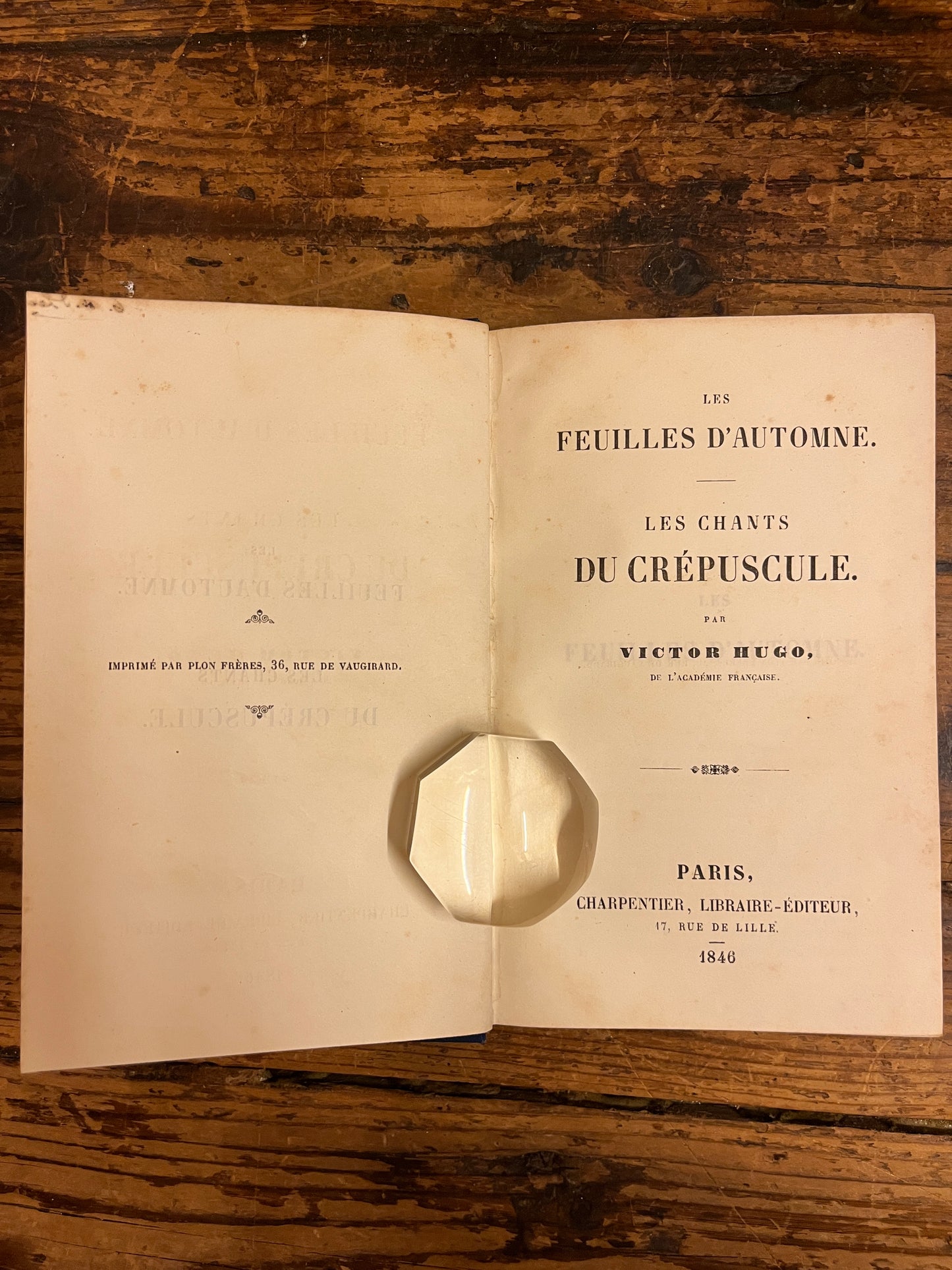 page de titre de "les feuilles d'automne" sur fond de bois 