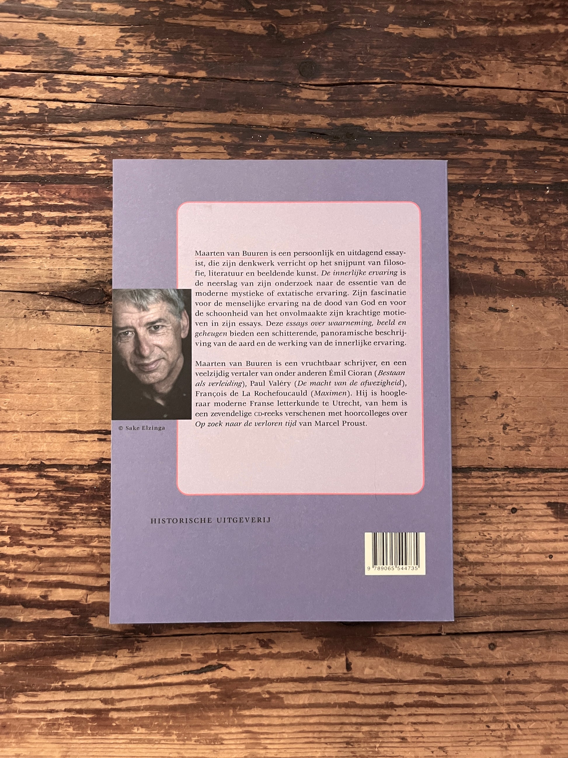 foto van de backcover van het boek "De innerlijke ervaring"op houten achtergrond