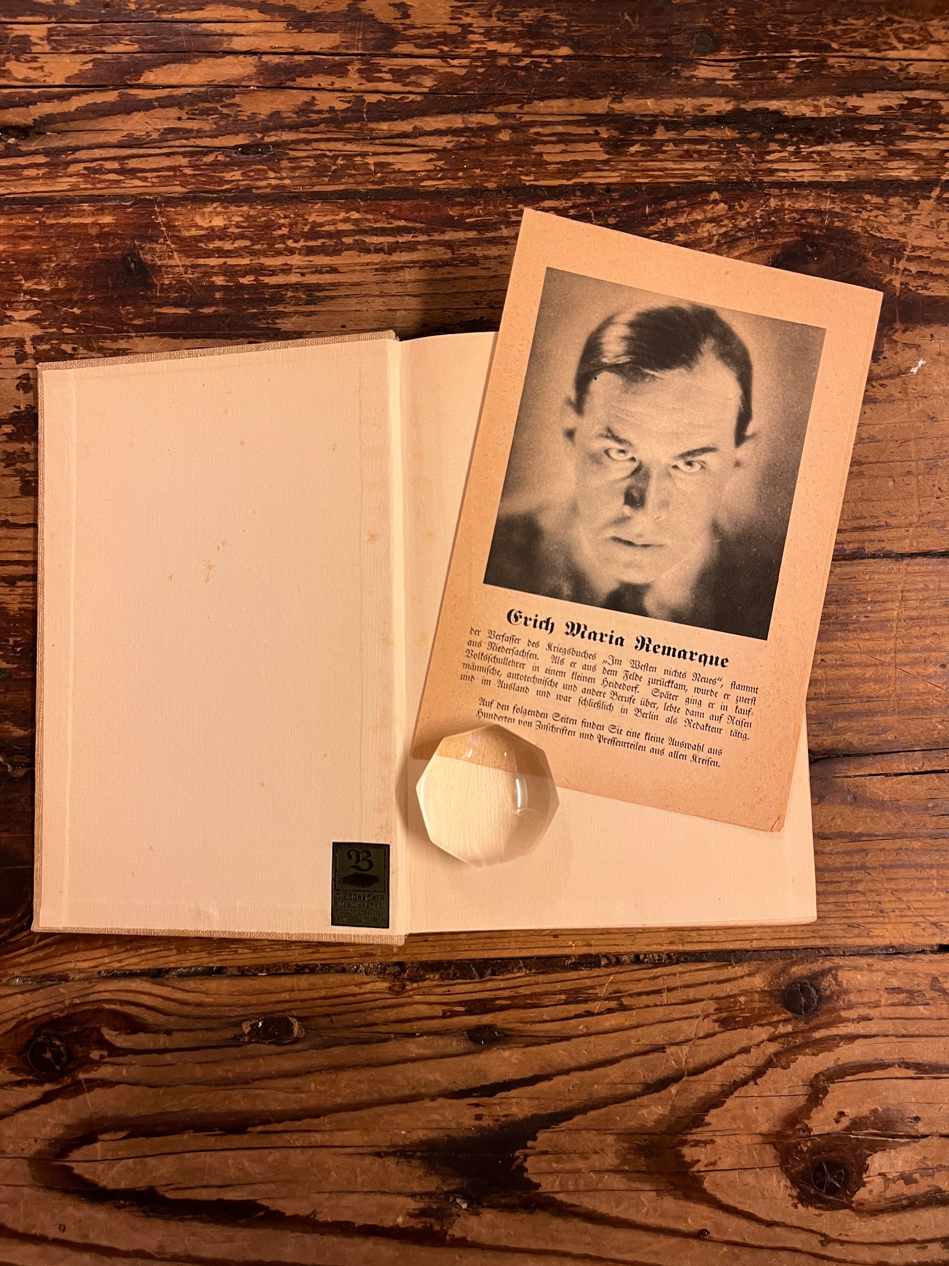 photo of the first page of the book" im westen nichts neues" on a wooden background