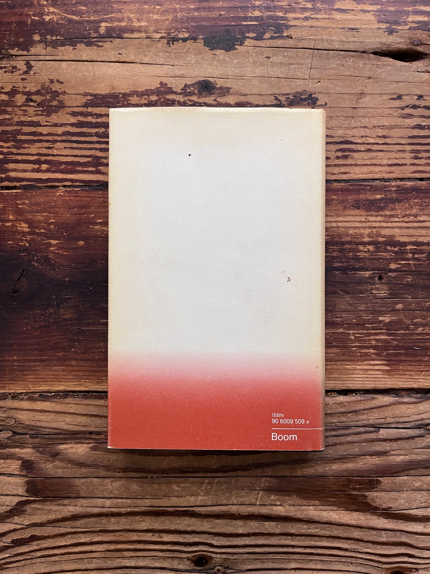 Achterkant van boek met de titel 'Freud, cultuur en religie 1'  door Sigmund Freud op een houten achtergrond 
