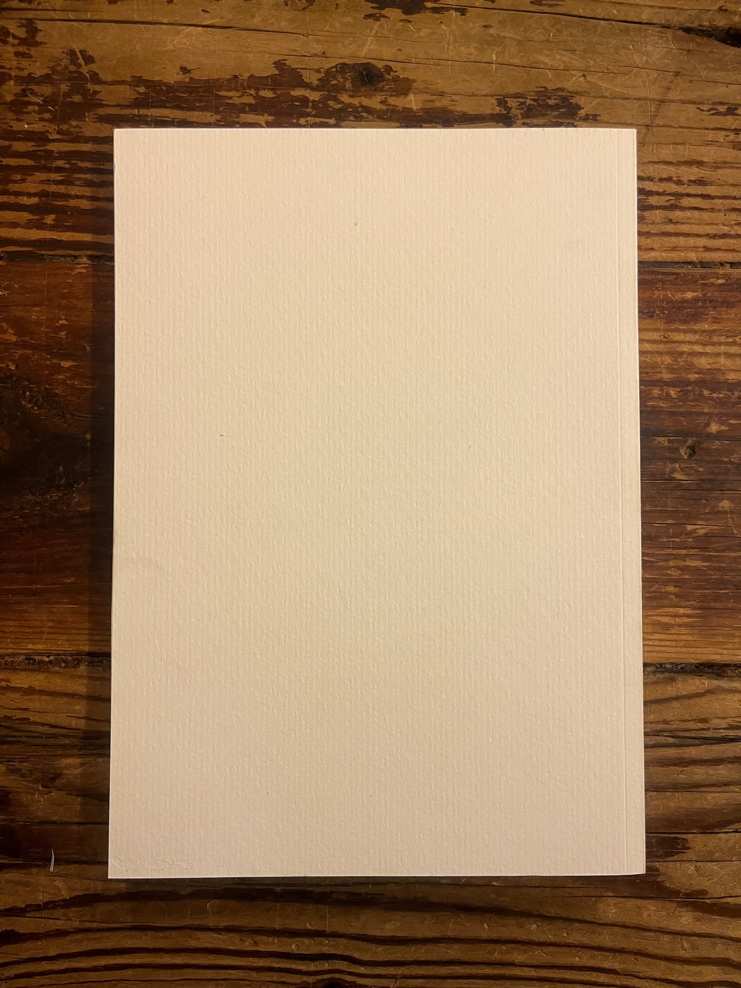 Arrière du Livre 'la prise de conscience et G.I. Gurdjieff' par Solange Claustres sur un fond en bois