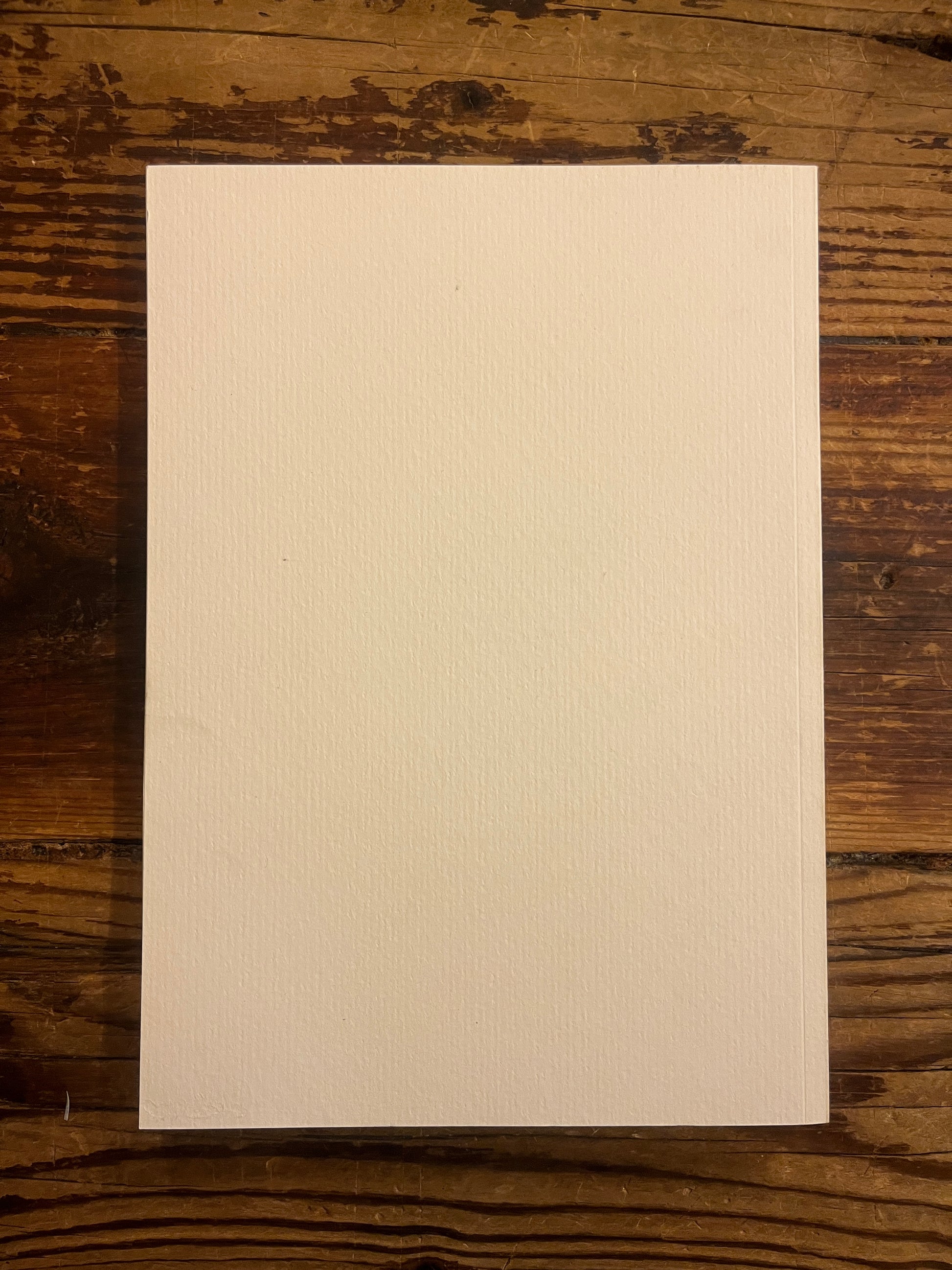 Arrière du Livre 'la prise de conscience et G.I. Gurdjieff' par Solange Claustres sur un fond en bois