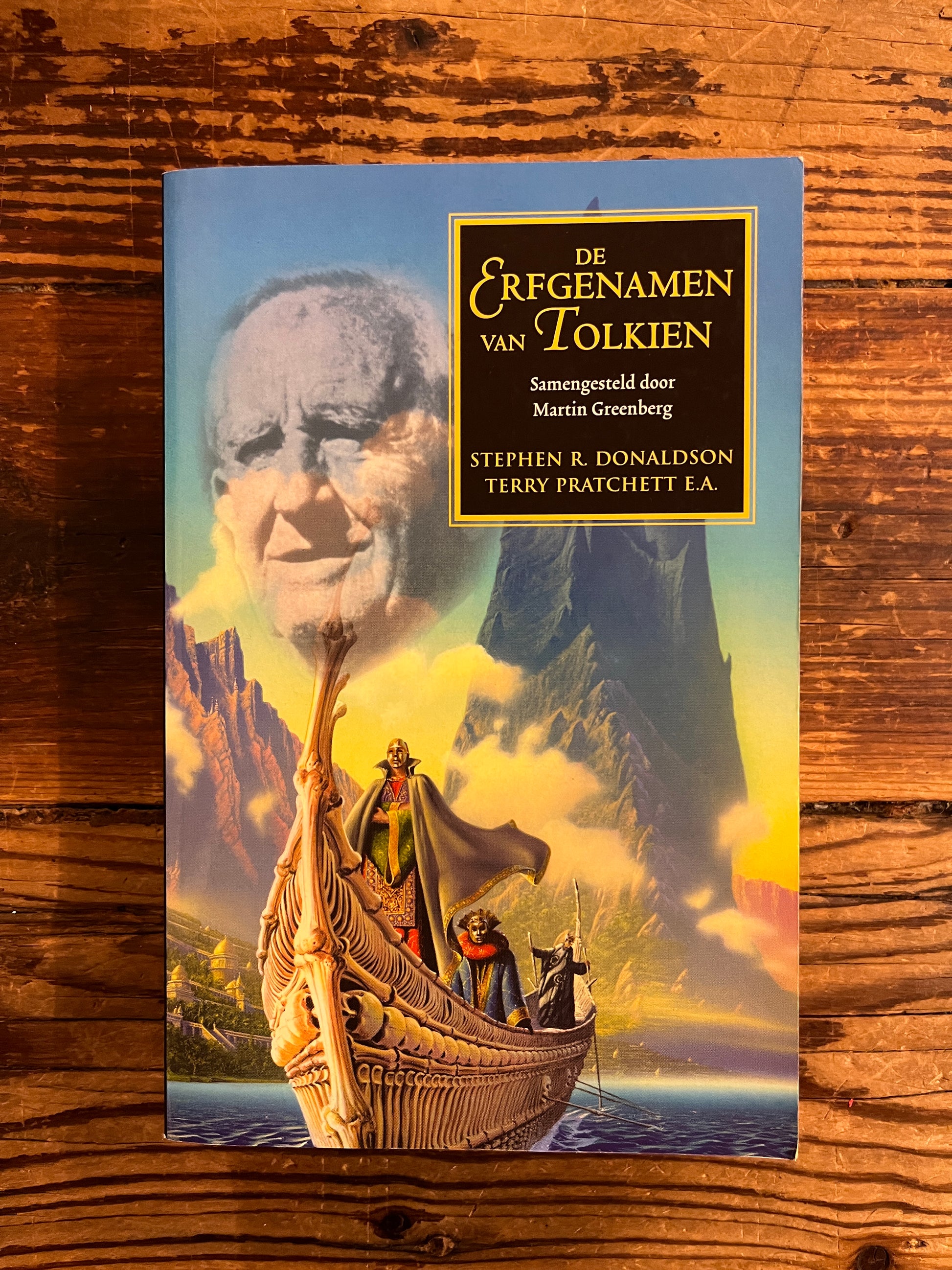 Voorkant van boek met de titel 'de Erfgenamen van Tolkien' op houten achtergrond