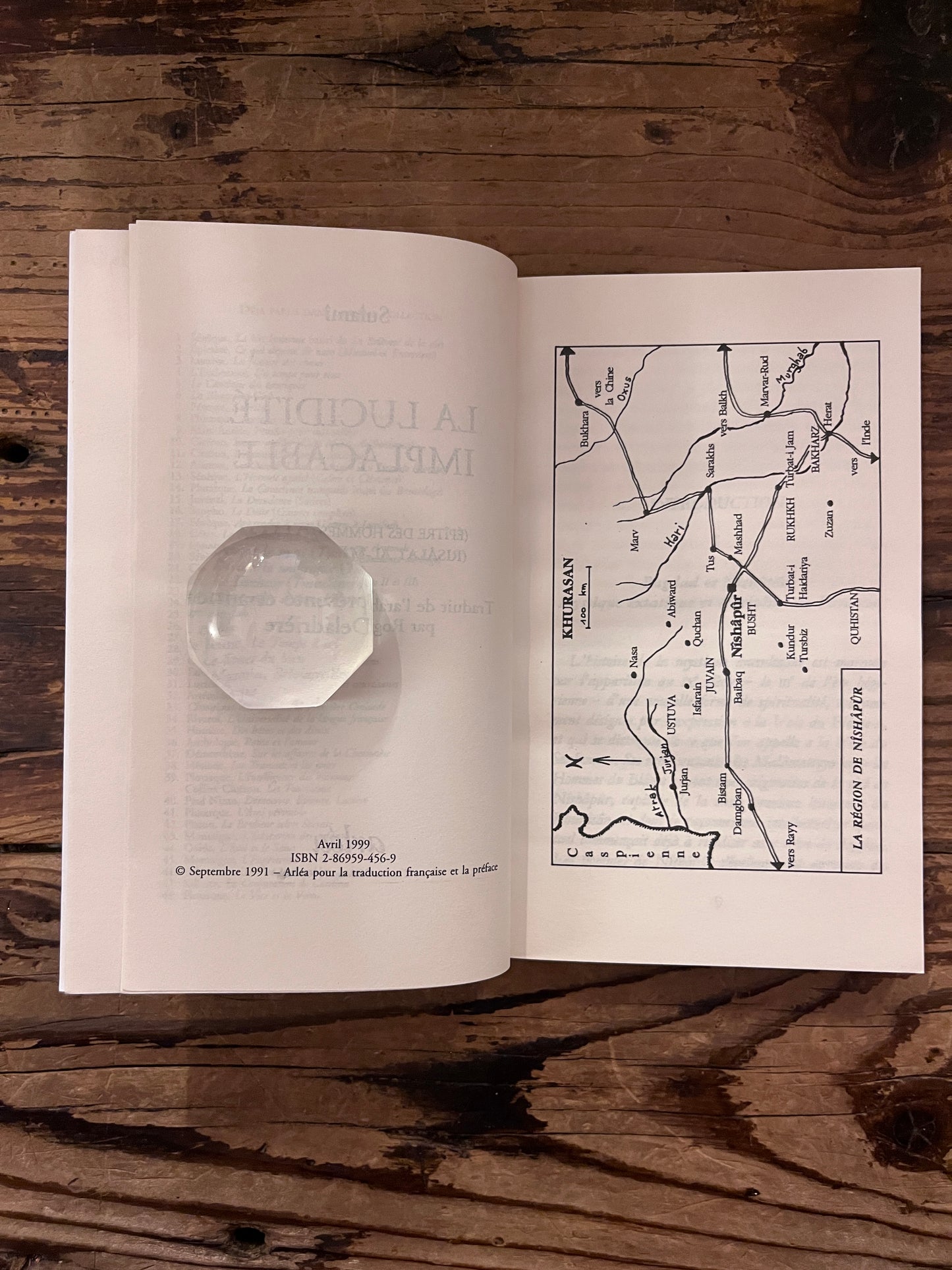 photo de la demi page de titre du livre "la lucidite implacable" sur fond de bois