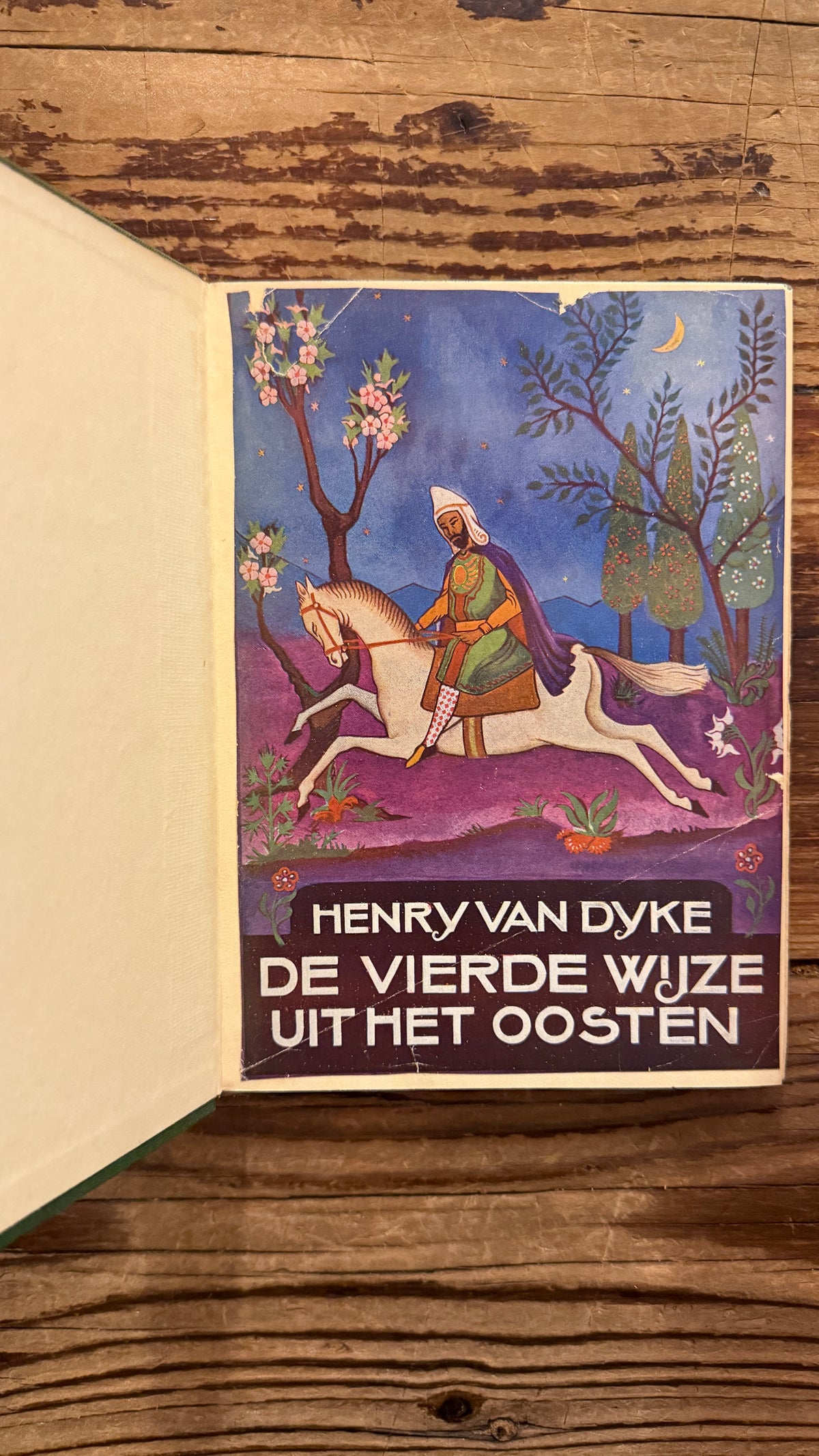 Eerste pagina van een boek met de titel 'De Vierde Wijze uit het Oosten' door Henry van Dyke op een houten achtergrond