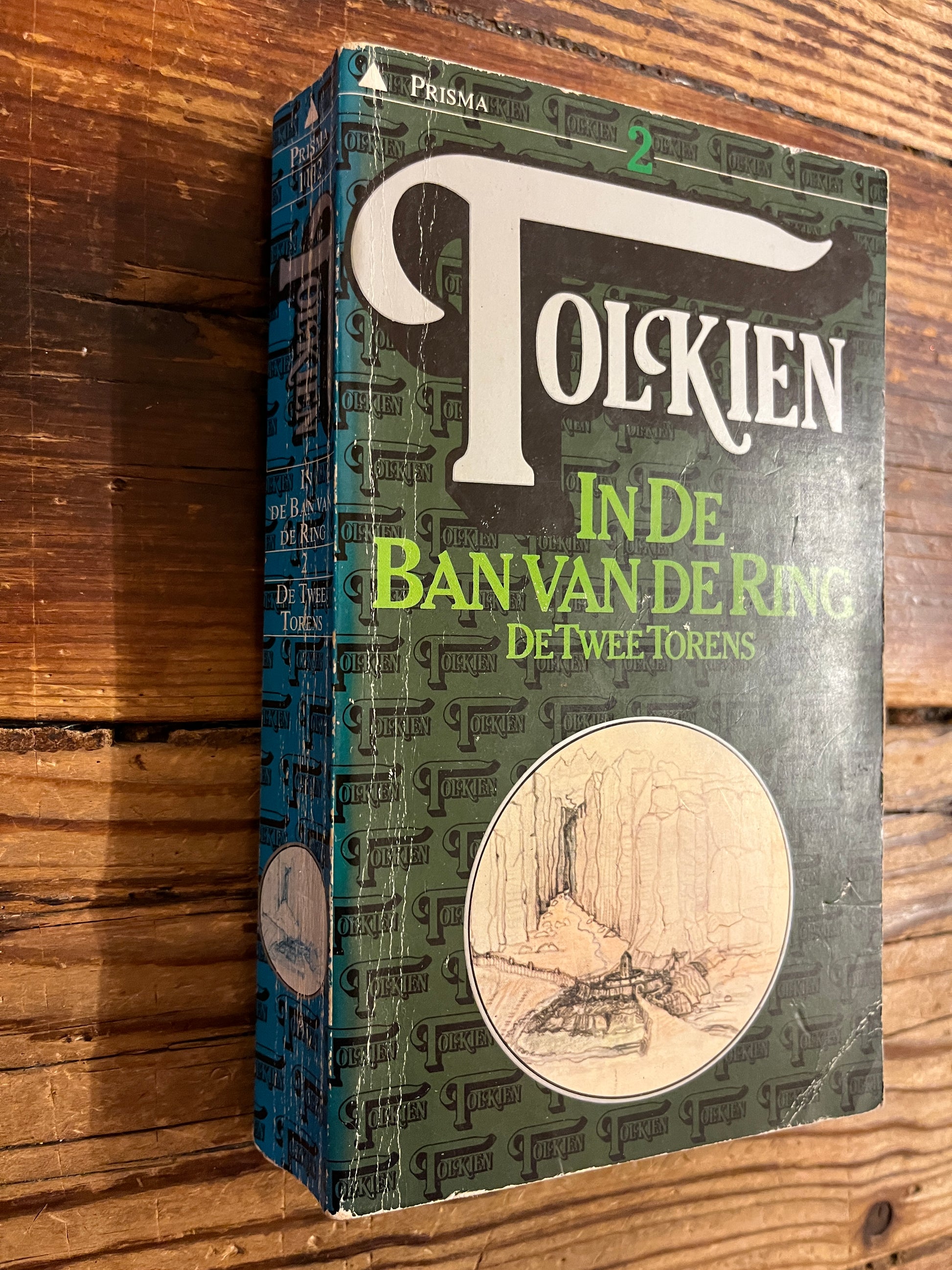 Voorkant van 'de Tweetorens' van 'in de ban van de ring' door Tolkien op houten achtergrond 