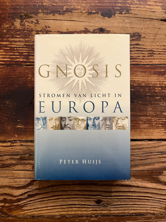 Voorkant van boek met de titel 'Gnosis stromen van licht in Europa' door Peter Huijs op houten achtergrond
