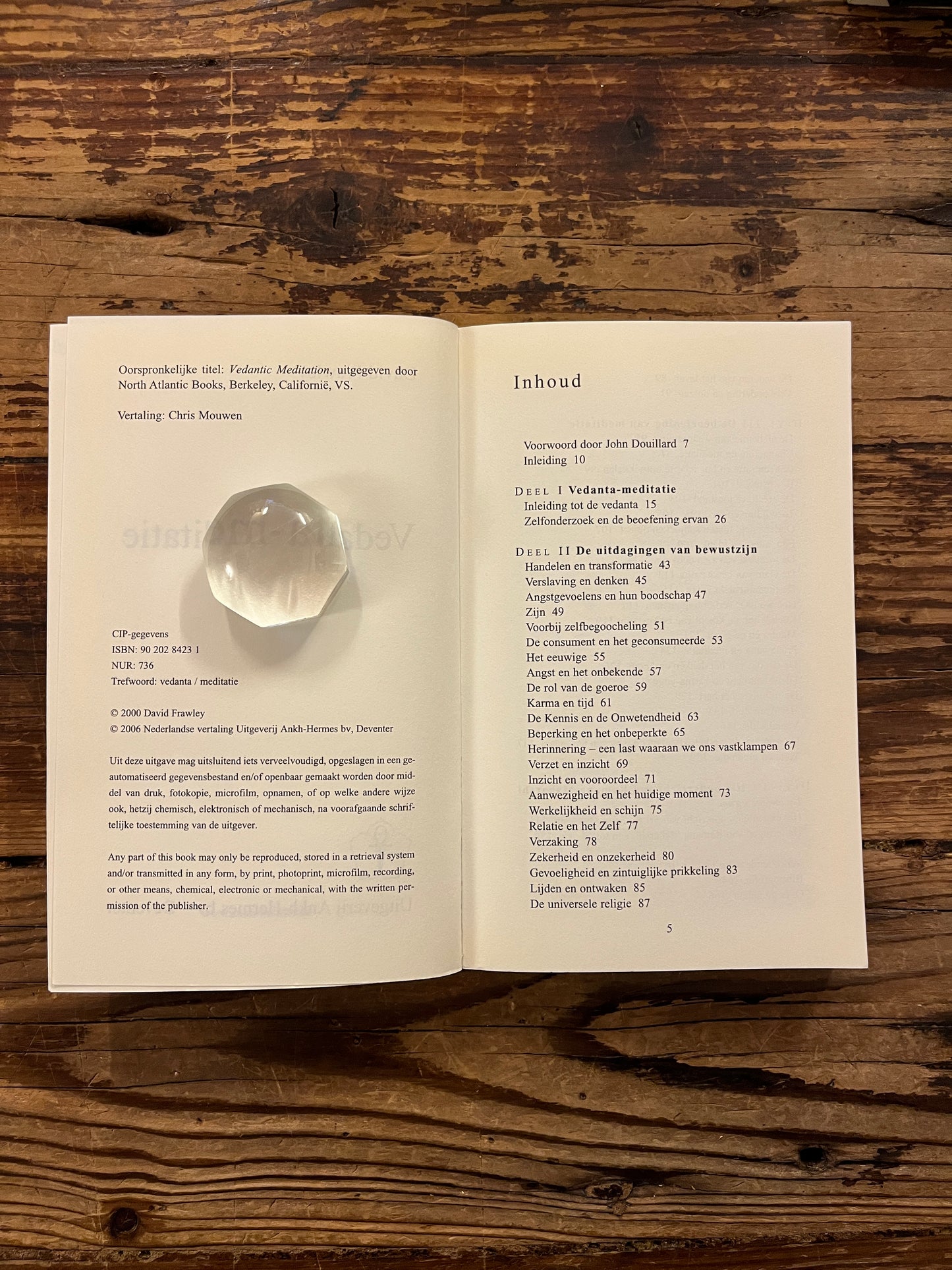Open boek met de titel 'Vedanta Meditatie' door David Frawley op een houten achtergrond 