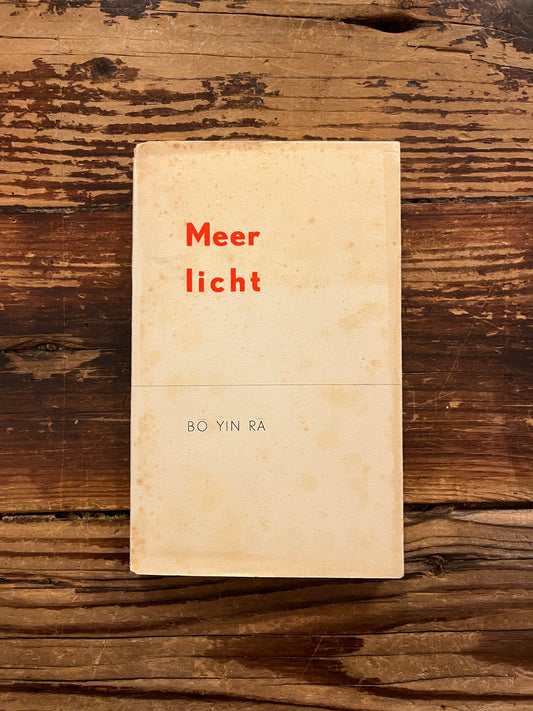 Boek met de titel 'Meer licht' door Bo Yin Ra op een houten achtergrond 