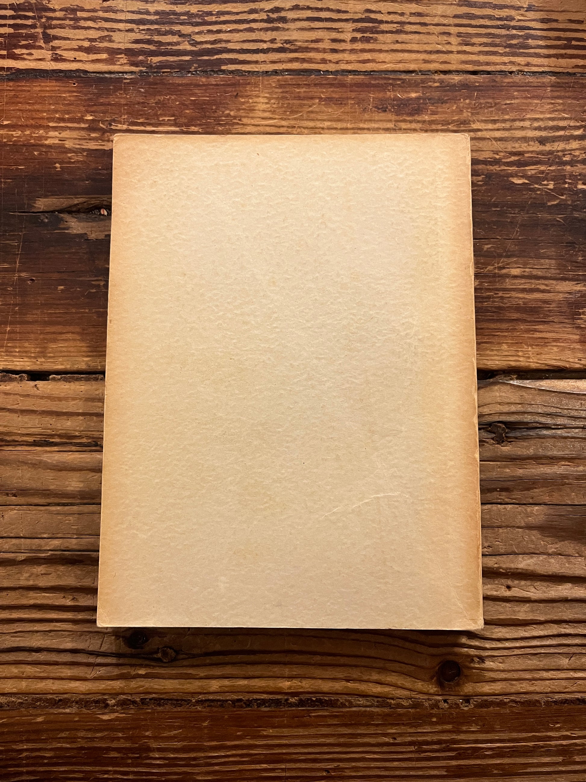 Achterkant van boek met de titel 'Krishnamurti toespraken 1940-1944' op een houten achtergrond 