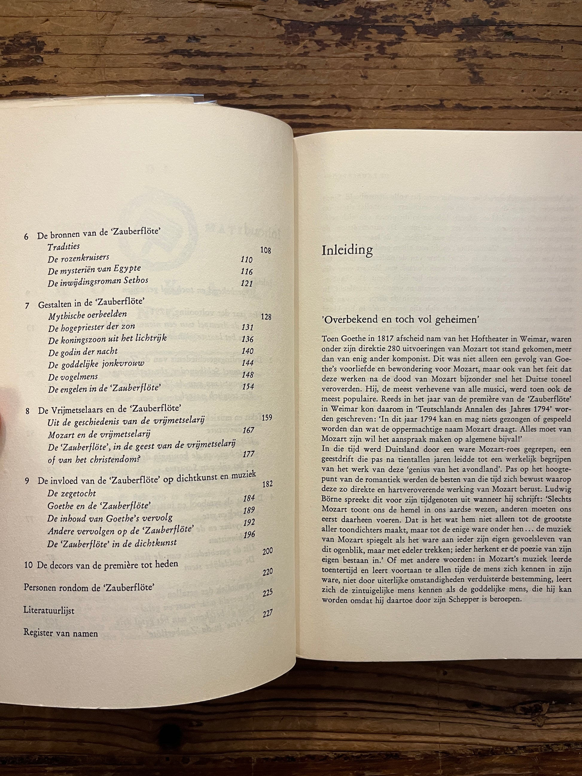 Open boek met de titel 'de Zauberflote' door Rosenberg op een houten achtergrond 