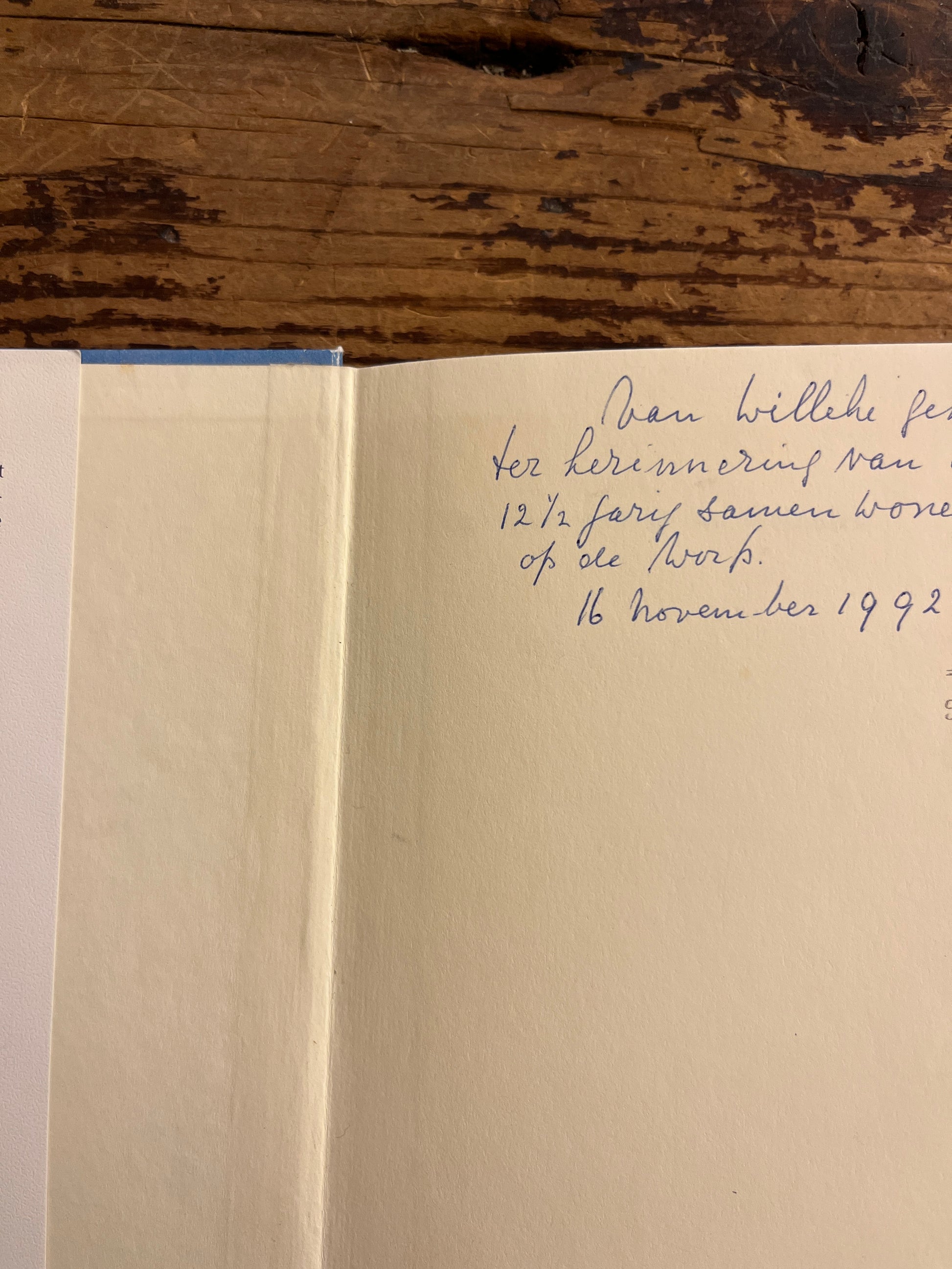 een close-up van een notities op de eerste pagina van boek op houten achtergrond 
