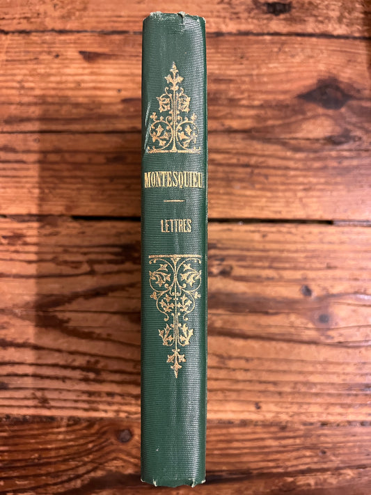 dos du livre "Montesquieu, Lettres" sur fond de bois