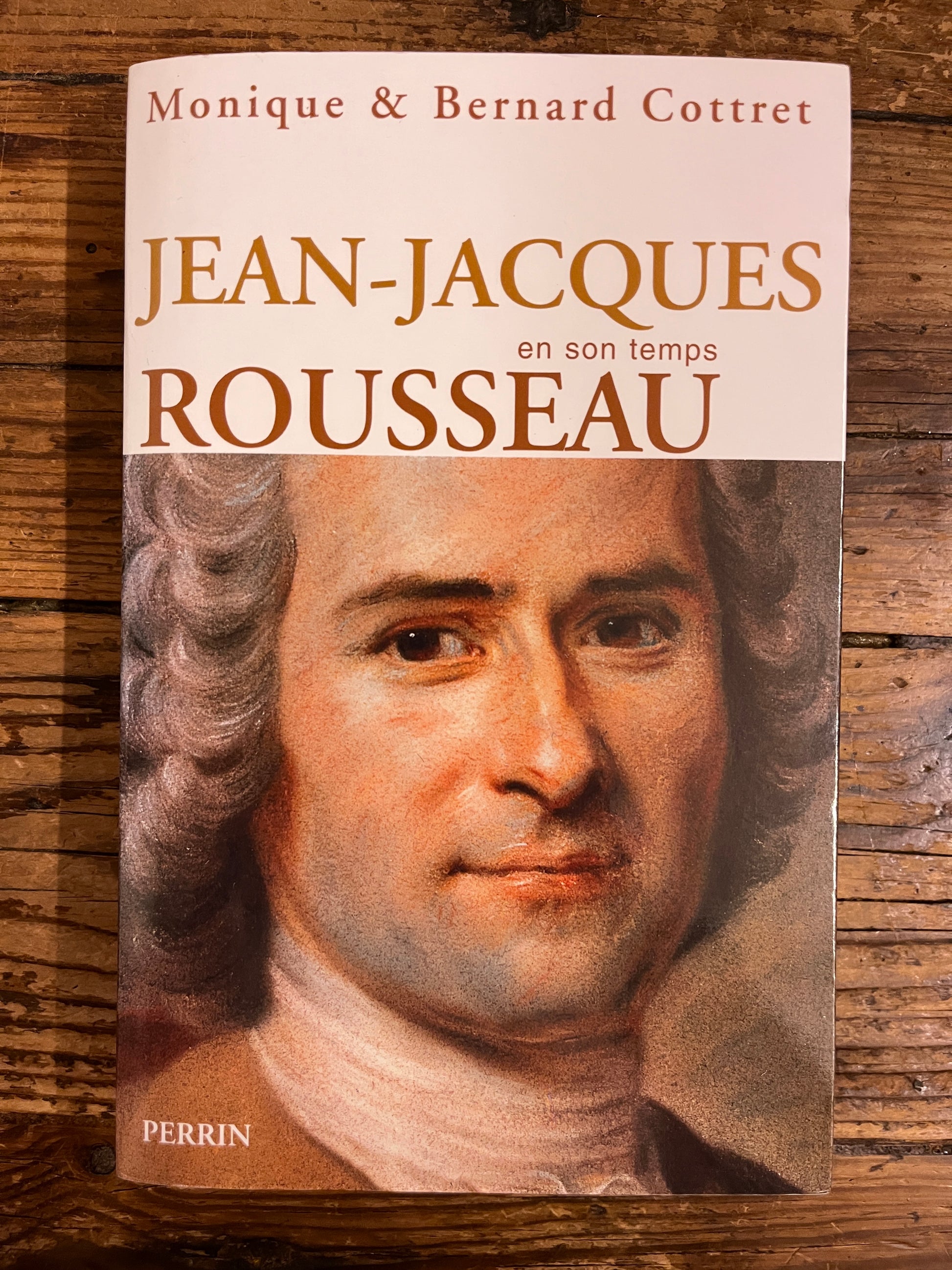 couverture du livre "jean jacques rousseau en son temps"sur fond de bois