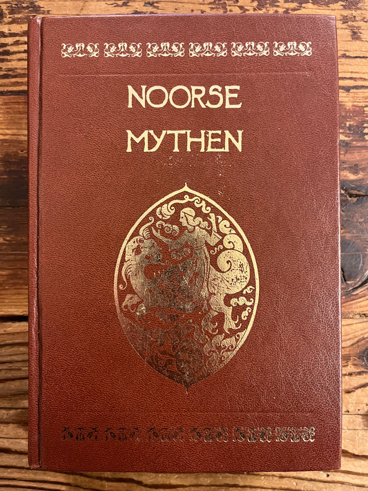 Brown book titled 'Noorse Mythen' on a wooden surface
