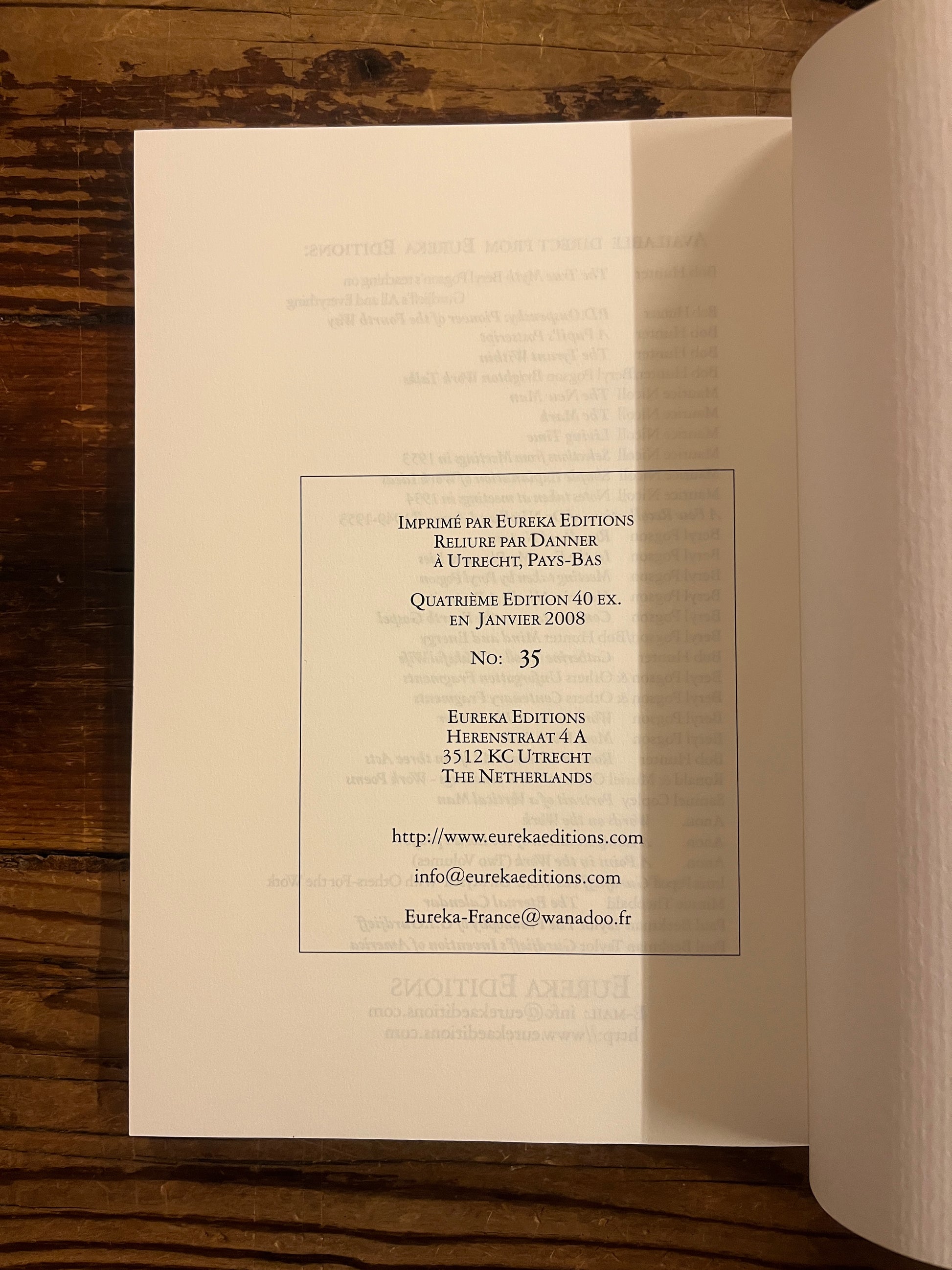 Derniere page du livre 'la prise de conscience et G.I. Gurdjieff' par Solange Claustres sur un fond en bois