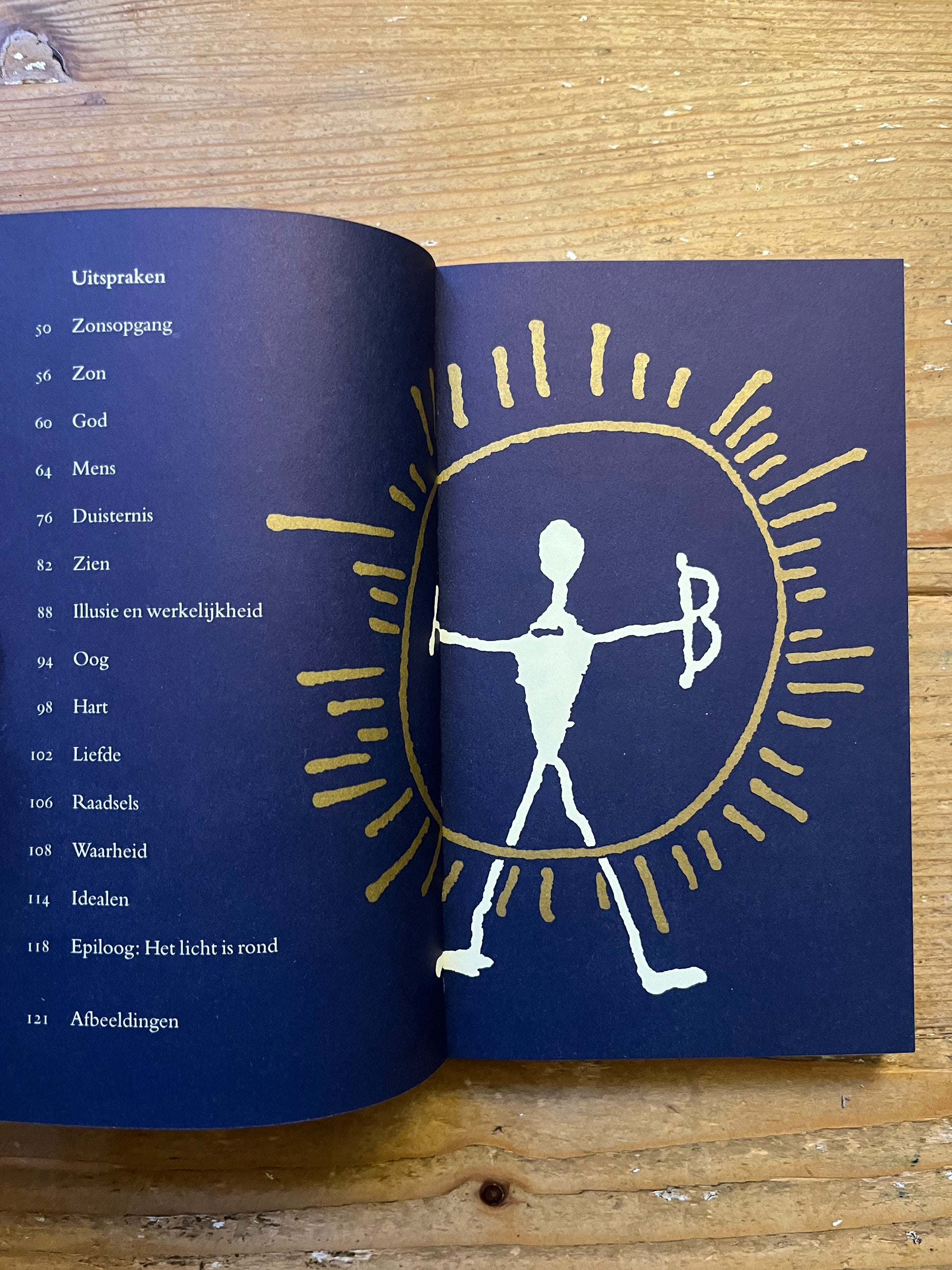 Open boek 'in het licht van de zon' op houten achtergrond 