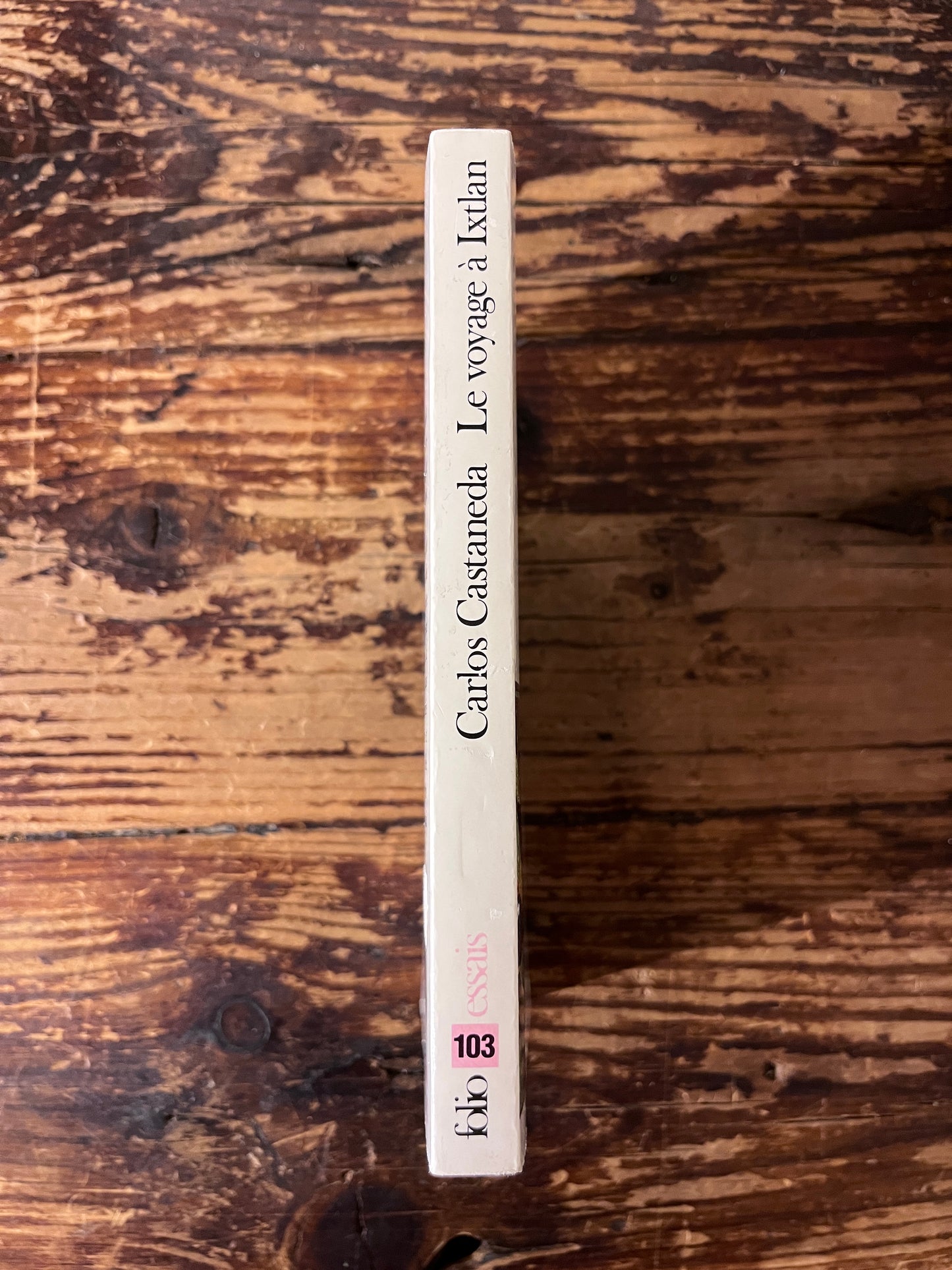 photo du dos du livre "voyage a ixtlan" sur fond de bois
