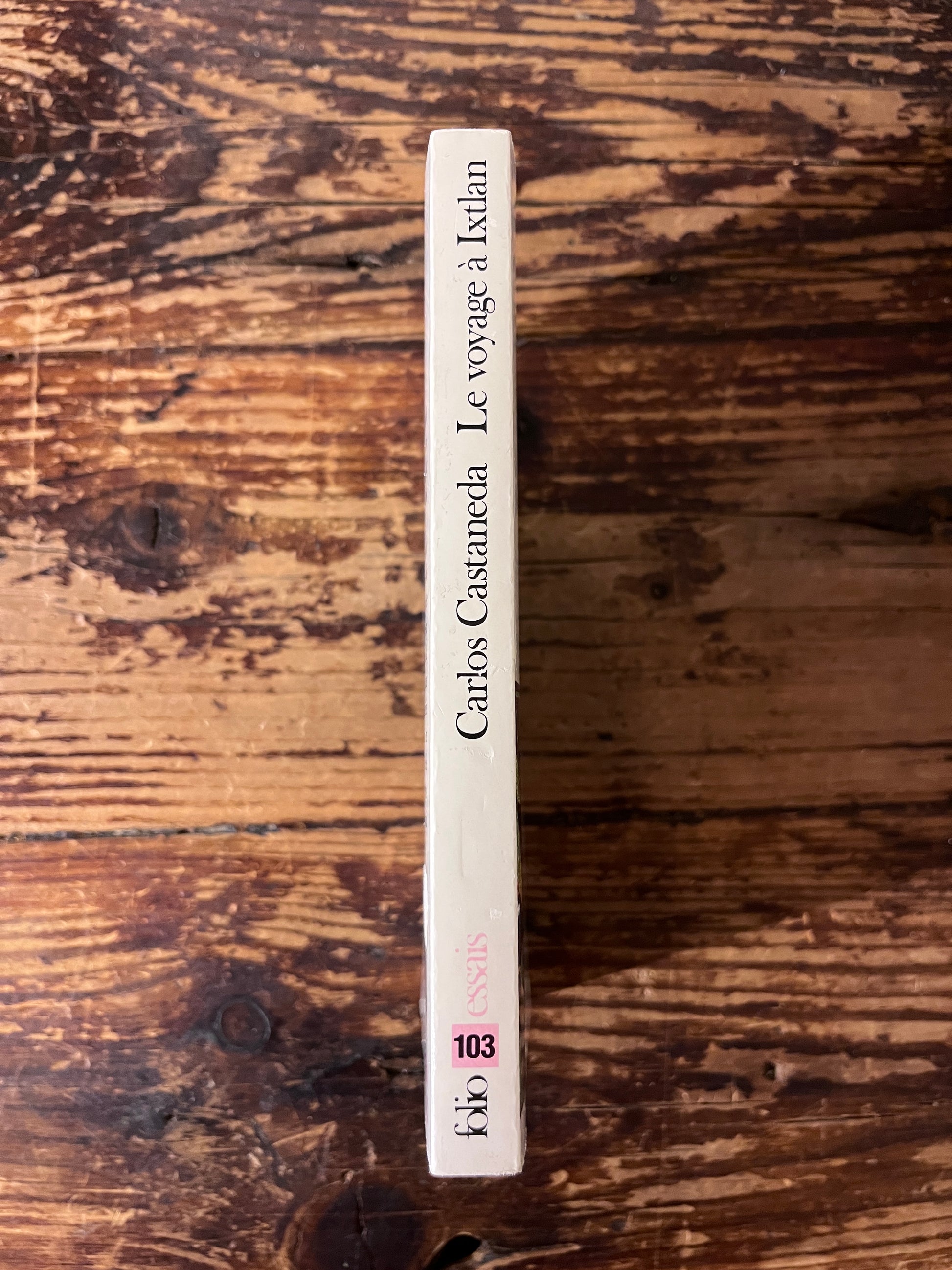 photo du dos du livre "voyage a ixtlan" sur fond de bois