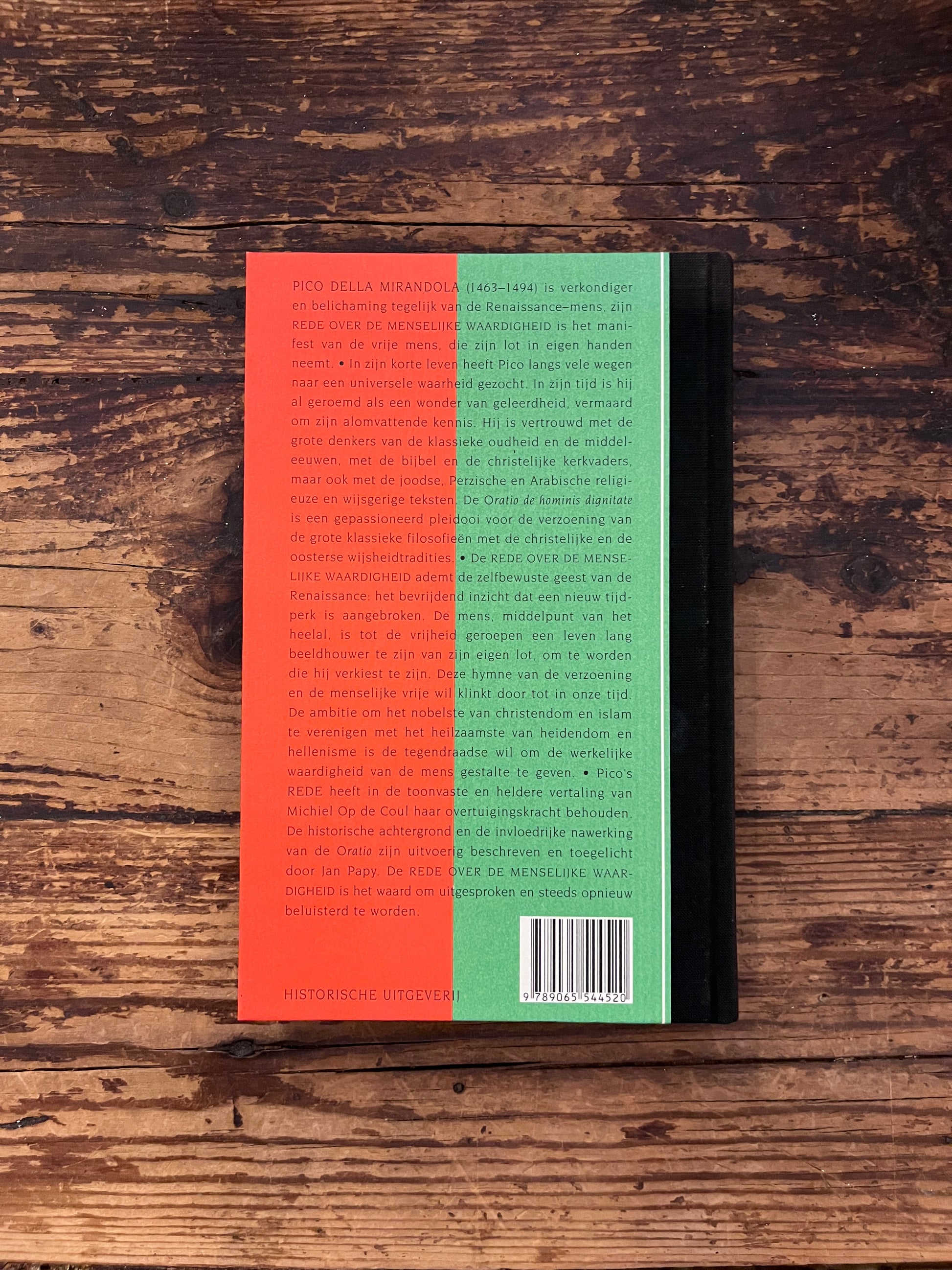 foto van de omslag van het boek "rede over de menselijke waardigheid" op houten achtergrond