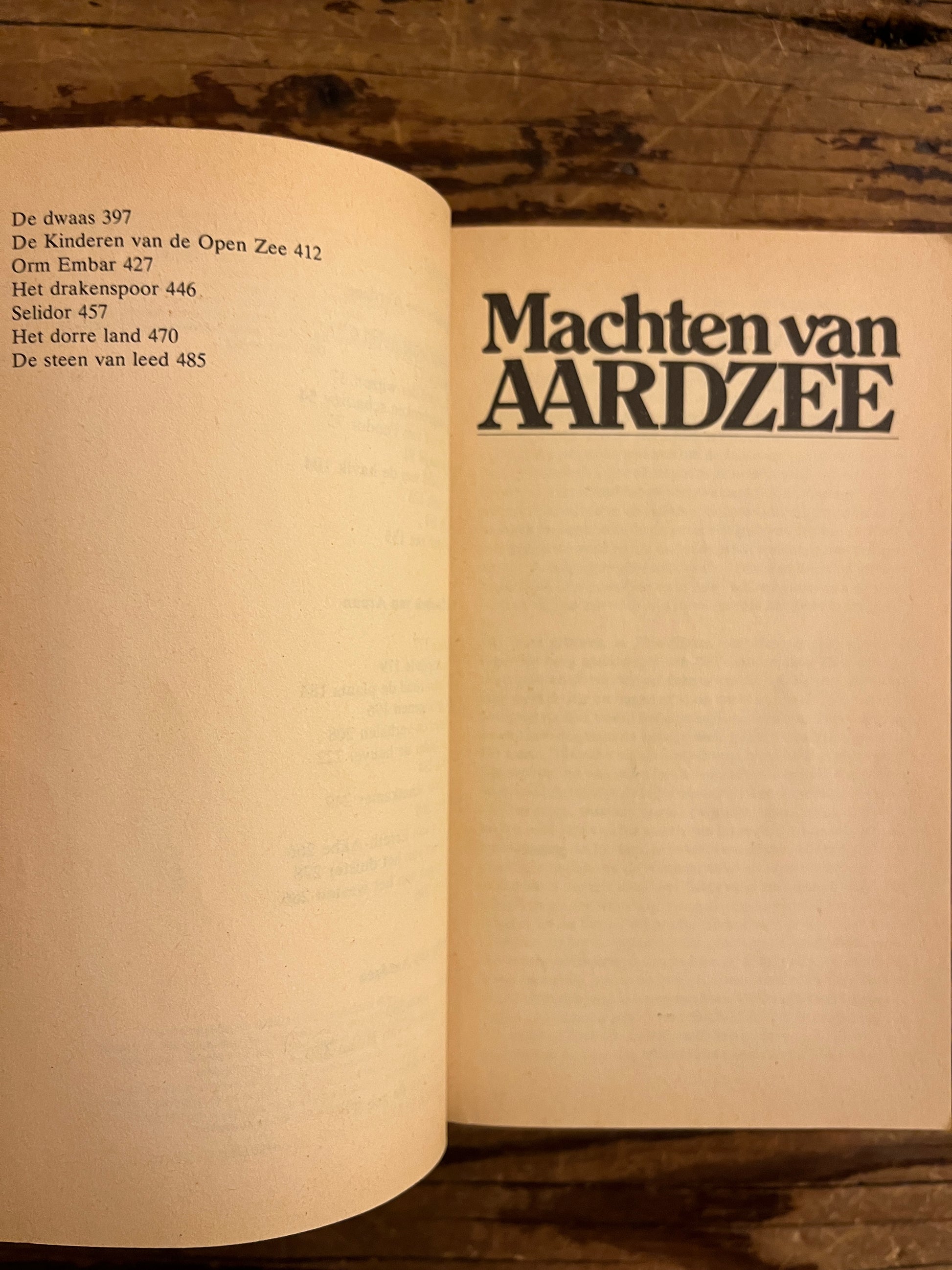 open boek met de titel 'Aardzee' door Ursula K Le Guin op een houten achtergrond 