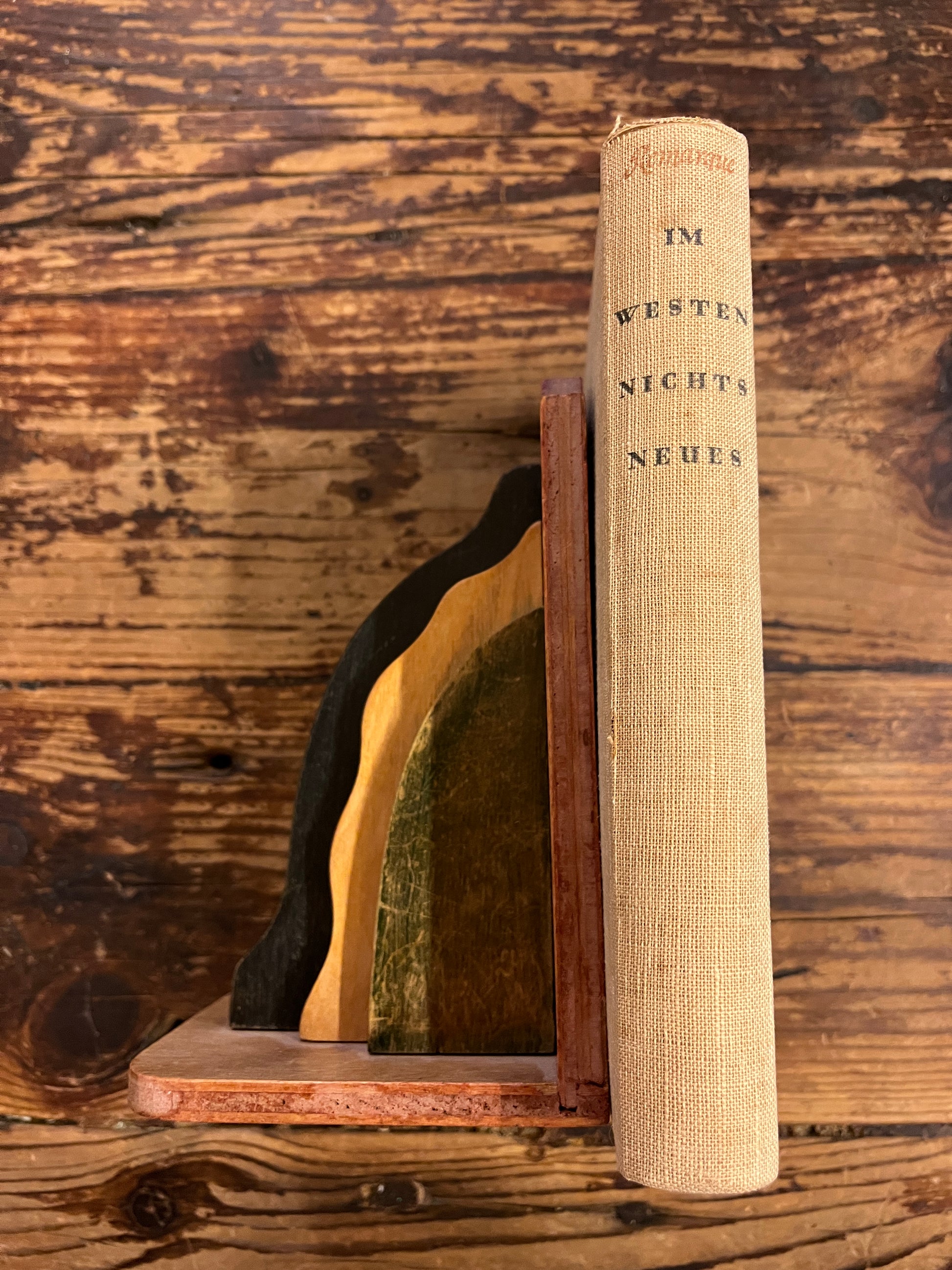 photo of the spine of the book" im westen nichts neues"on a wooden background