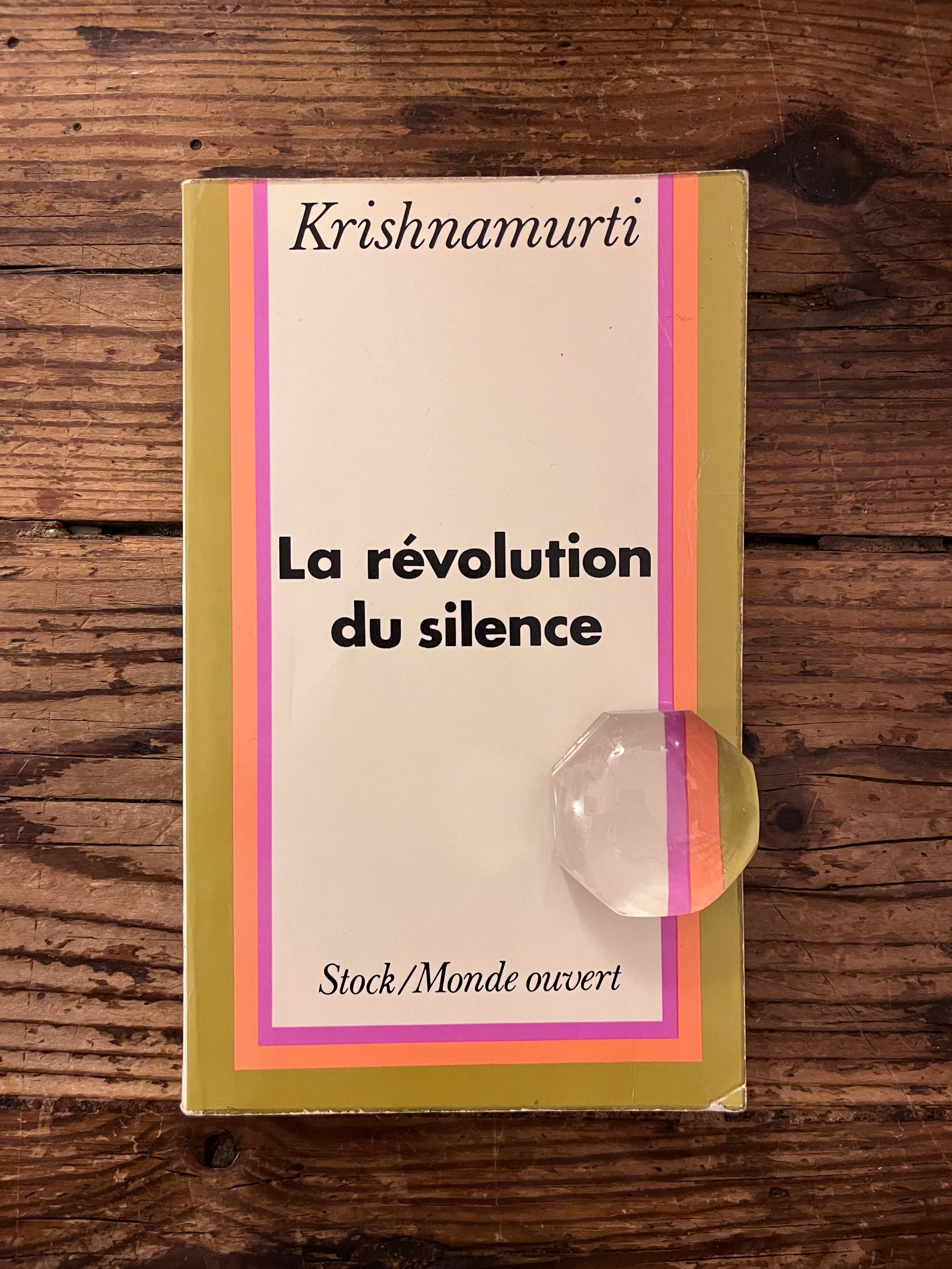 couverture du livre "la revolution du silence" sur fond de bois